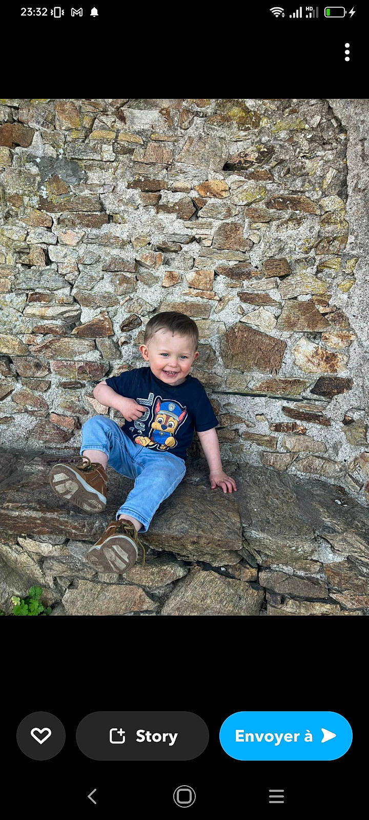 Mylan participe au concours pour gagner de l'argent avec cette photo : bedrock, brick, brickwork, child, cobblestone, flash_photography, fun, grass, happy, head, joy, leisure, people_in_nature, person, rock, sitting, smile, soil, stone_wall, t_shirt