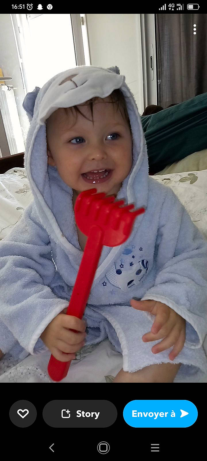 Mylan a rejoint le concours — aidez-le/la à gagner de superbes lots ! baby, baby_products, child, face, finger, fun, garden_tool, gesture, glove, happy, headwear, joy, laugh, mouth, nose, person, play, shout, sleeve, smile