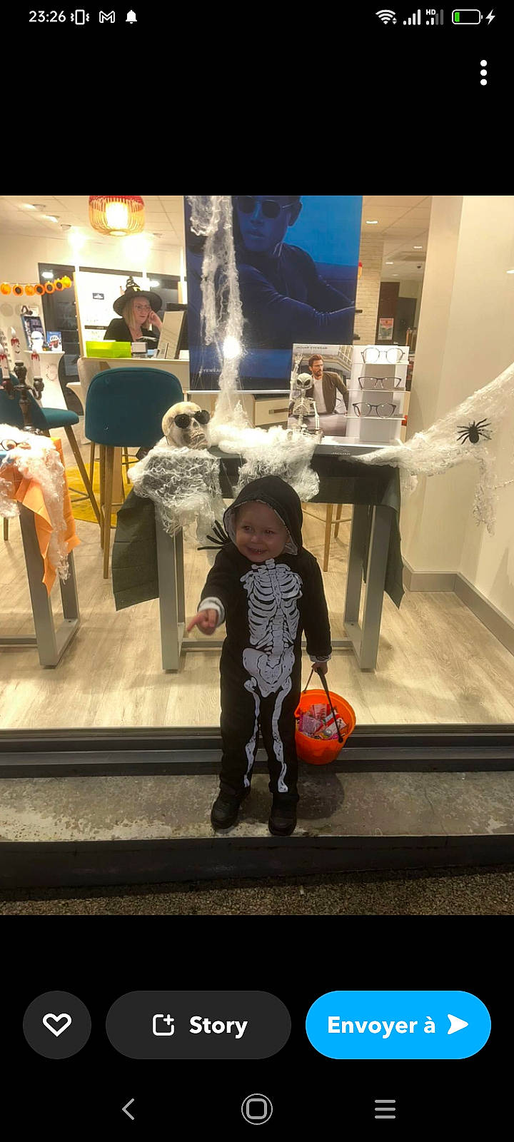 Mylan a rejoint le concours — aidez-le/la à gagner de superbes lots ! automotive_design, baby, bag, boot, child, display_case, event, fashion_design, flooring, fun, fur, headwear, joy, luggage_and_bags, outerwear, person, product, retail, room, shoe