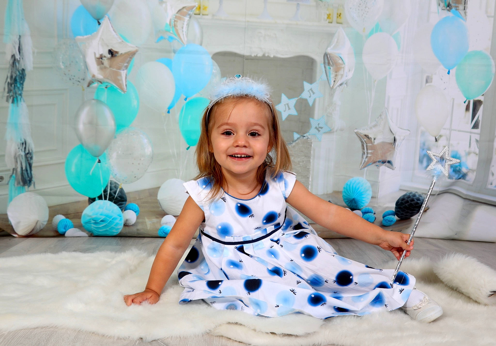 Romane a rejoint le concours — aidez-le/la à gagner de superbes lots ! aqua, azure, baby_toddler_clothing, beauty, blue, child, dress, flash_photography, fun, happy, joy, leisure, magenta, person, photograph, pink, purple, sleeve, smile, textile