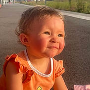 Laura participe au concours pour gagner de l'argent avec cette photo : cheeks, child, curly_hair, cute, daylight, happy, hat, lion_print, orange_shirt, outdoor, person, platform, side_view, sitting, smile, summer, sunlight, toddler, train_station, young_child