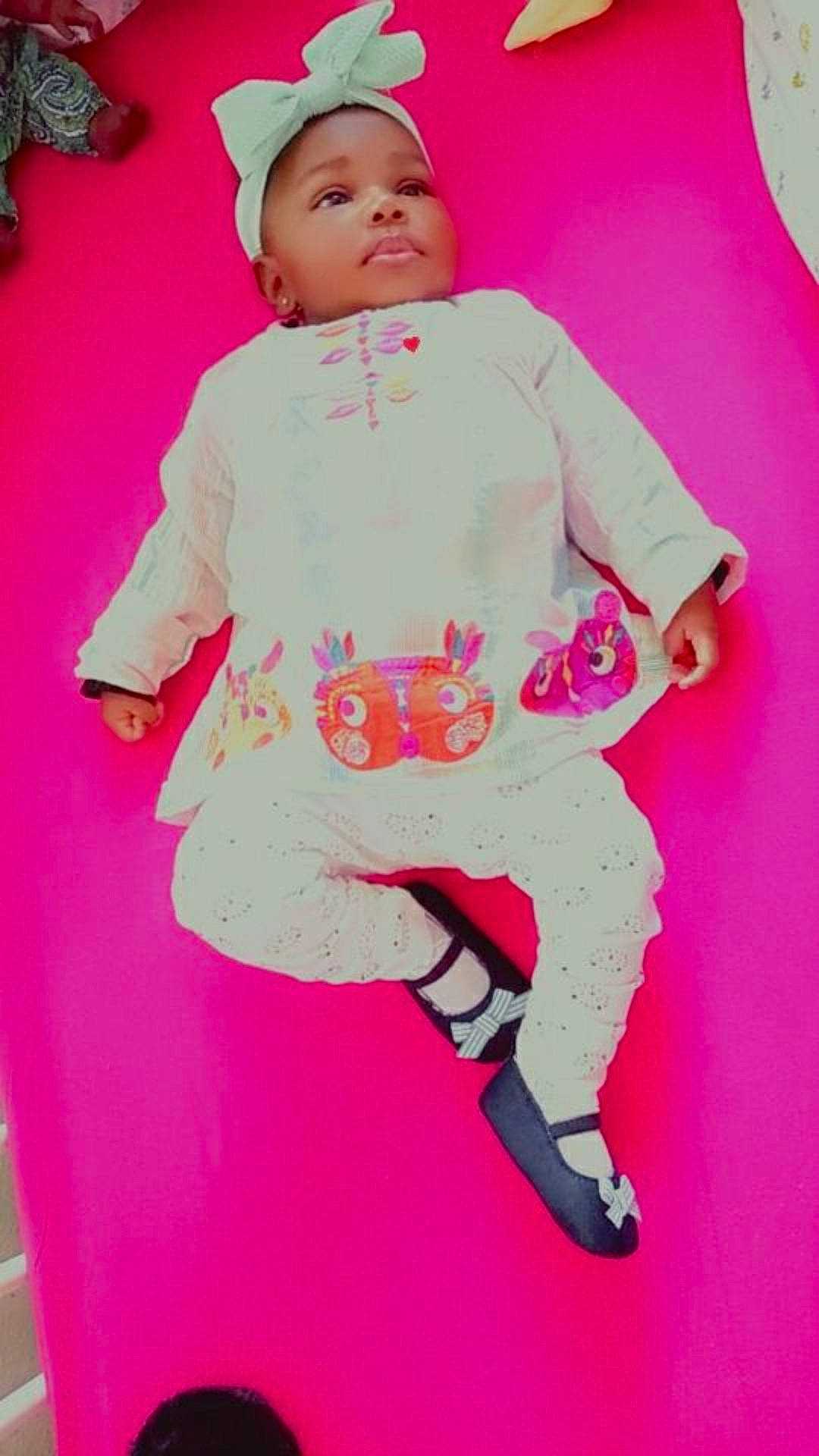 Shaaron participe au concours pour gagner de l'argent avec cette photo : baby, baby_products, baby_toddler_clothing, beanie, bonnet, cap, cheek, child, human, knit_cap, magenta, mouth, nightwear, nose, peach, person, pink, sleeve, toddler