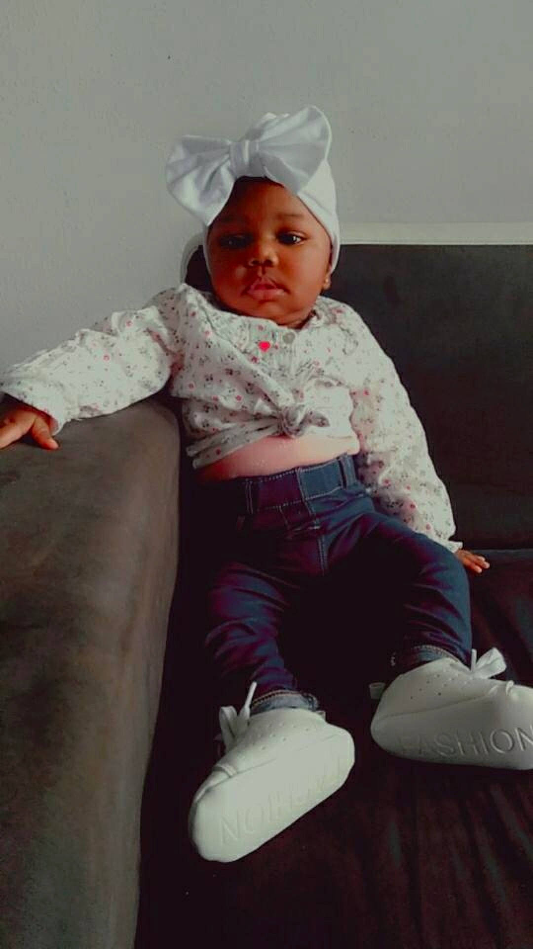 Shaaron participe au concours pour gagner de l'argent avec cette photo : baby, baby_toddler_clothing, bonnet, cheek, child, child_model, comfort, costume_accessory, headwear, joint, knee, lap, person, portrait, portrait_photography, sitting, skin, sock, toddler, white