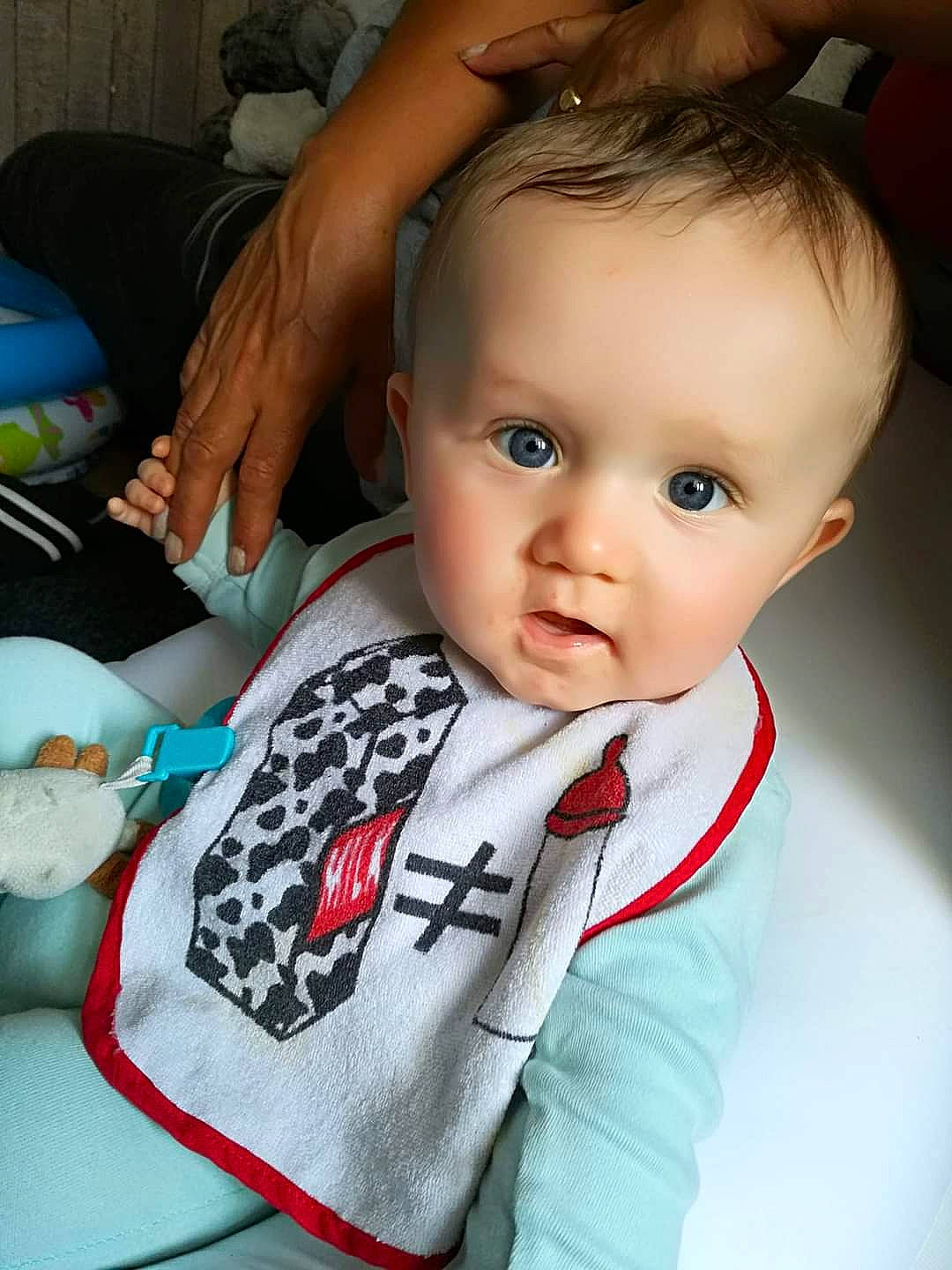 Yliano a rejoint le concours — aidez-le/la à gagner de superbes lots ! baby, baby_products, cheek, child, chin, ear, eye, face, forehead, head, iris, lip, nose, person, skin, t_shirt, toddler