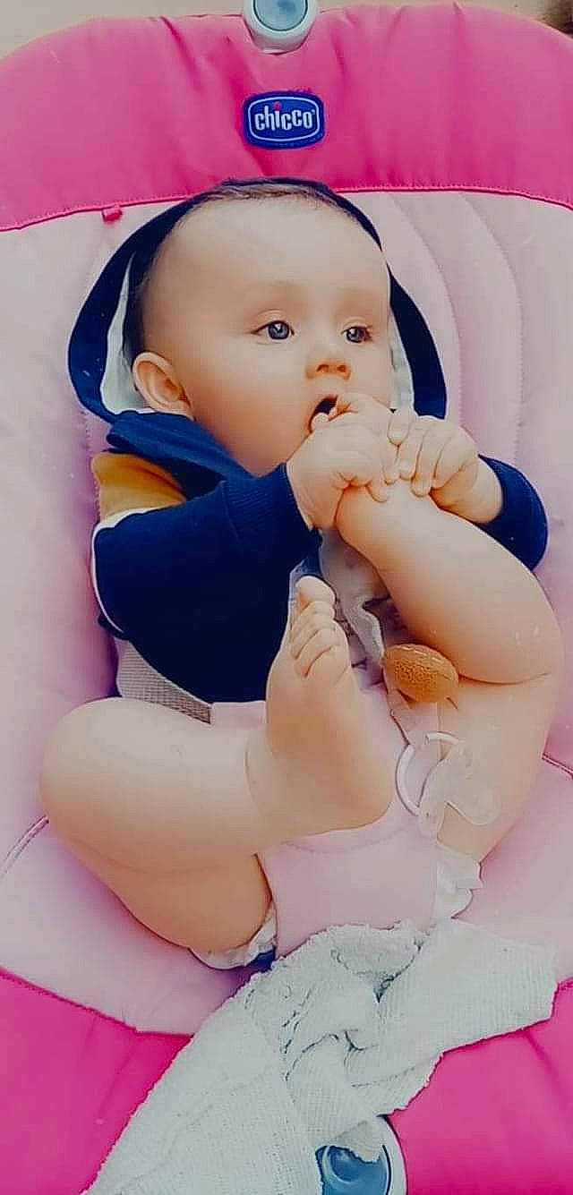 Yliano a rejoint le concours — aidez-le/la à gagner de superbes lots ! baby, cheek, child, finger, leg, mouth, person, pink, skin, smile, thigh, thumb, toddler