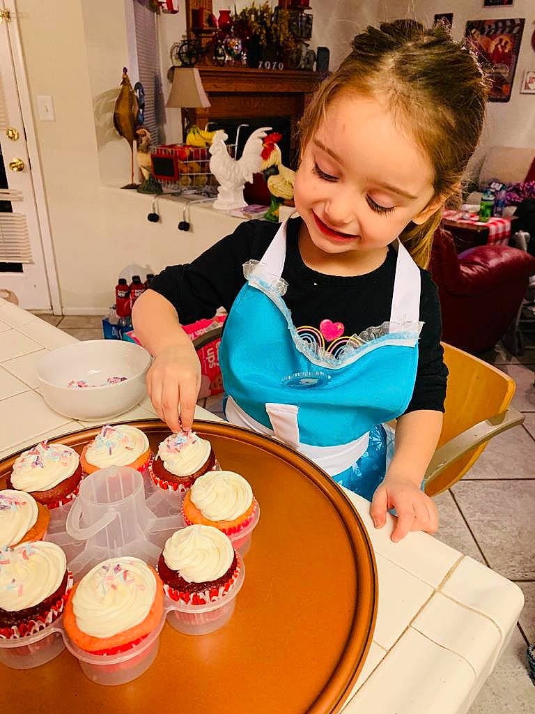 Isabelle is registered to the contest to win money with this photo: baked_goods, birthday_cake, cake, cake_decorating, chair, child, cooking, cuisine, dessert, dishware, event, food, ingredient, joy, person, plate, recipe, smile, sugar_cake, table