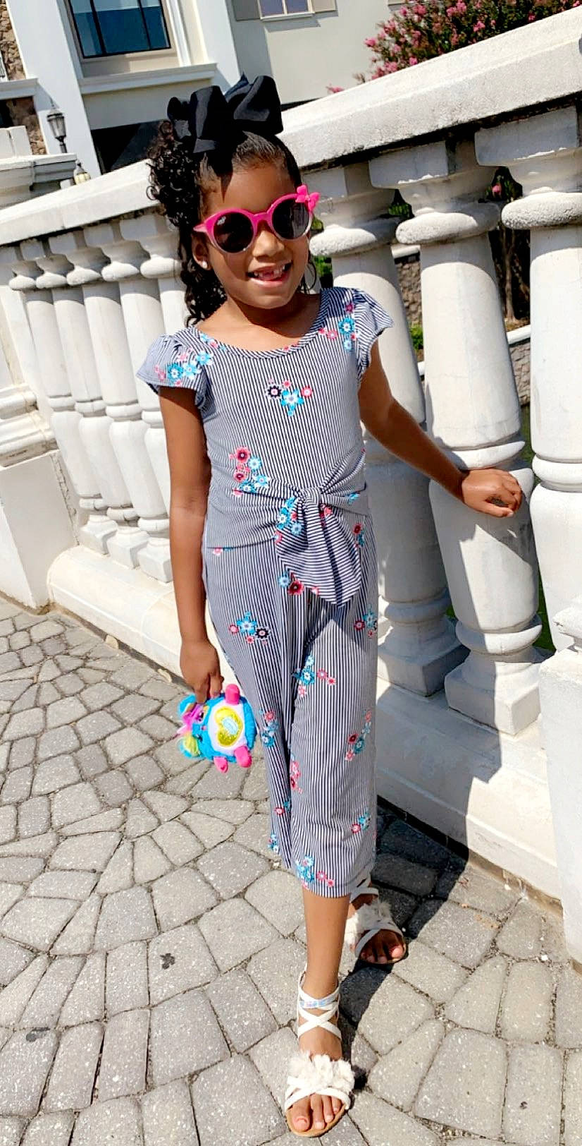 Sariah is registered to the contest to win money with this photo: clothing, dress, eyewear, fashion, fashion_design, footwear, glasses, joy, leg, pattern, person, shoe, shoulder, sleeve, snapshot, street_fashion, suit, sunglasses, trousers, vacation