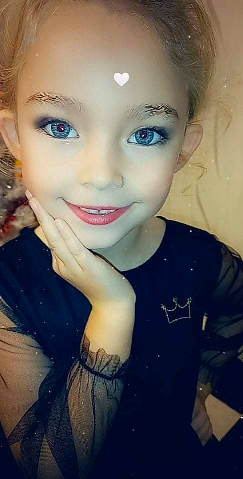 Kyara a rejoint le concours — aidez-le/la à gagner de superbes lots ! cheek, dress, ear, eye, eyebrow, eyelash, flash_photography, gesture, hair, hand, happy, iris, jaw, joy, lip, mouth, neck, nose, organ, person