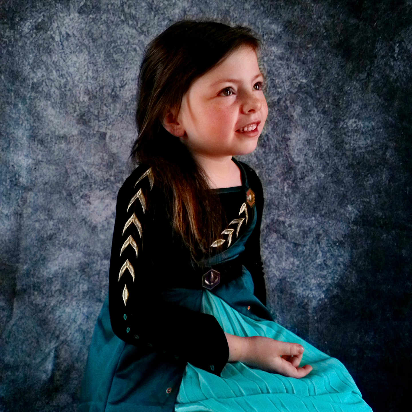 Louane participe au concours pour gagner de l'argent avec cette photo : bodypart, clothing, dress, eveningdress, face, fashion, female, finger, formalwear, girl, hand, happy, head, longsleeve, person, photography, portrait, sleeve, smile, teen