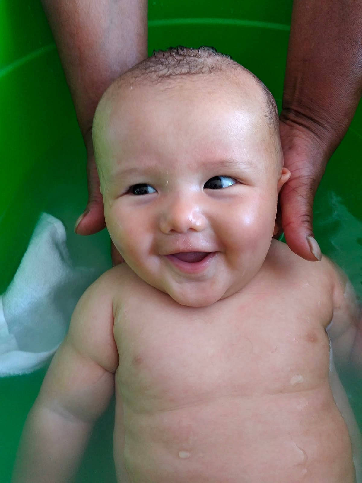Thiago Inti participe au concours pour gagner de l'argent avec cette photo : arm, baby_bathing, cheek, eye, eyebrow, eyelash, face, hair, hand, human_body, iris, joint, lip, mouth, muscle, neck, nose, organ, person, skin