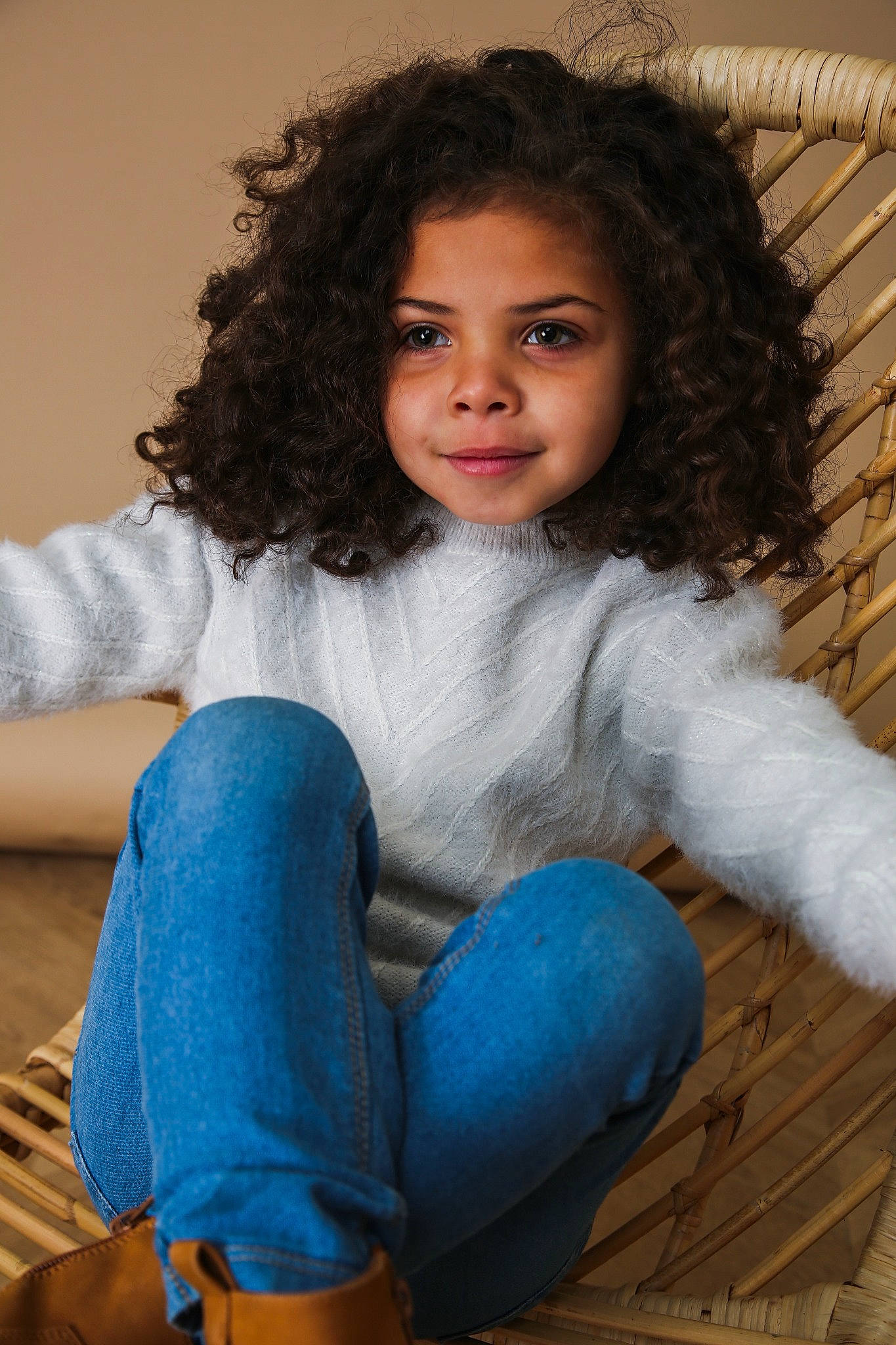 Inaya participe au concours pour gagner de l'argent avec cette photo : black_hair, denim, flash_photography, hair, hairstyle, happy, human_body, jeans, joint, knee, leg, lip, neck, organ, person, ringlet, shoulder, skin, smile, thigh