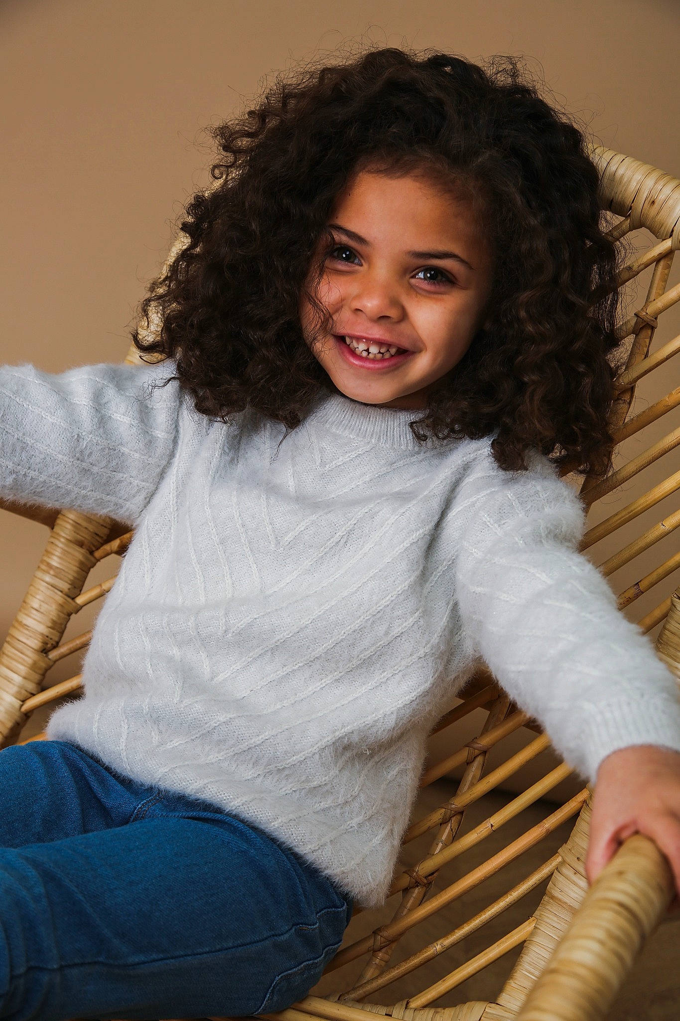 Inaya a rejoint le concours — aidez-le/la à gagner de superbes lots ! arm, black_hair, cheek, chin, comfort, eye, facial_expression, flash_photography, hair, hairstyle, happy, iris, joy, lip, person, ringlet, shoulder, skin, sleeve, smile