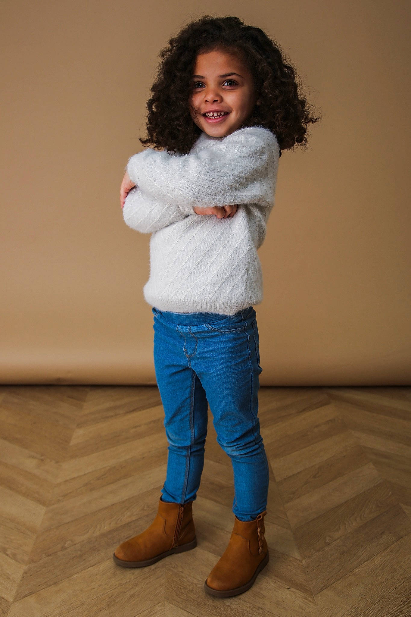 Inaya participe au concours pour gagner de l'argent avec cette photo : arm, chin, elbow, eye, face, flash_photography, flooring, gesture, hair, happy, head, joy, knee, long_hair, nose, person, skin, sleeve, smile, standing