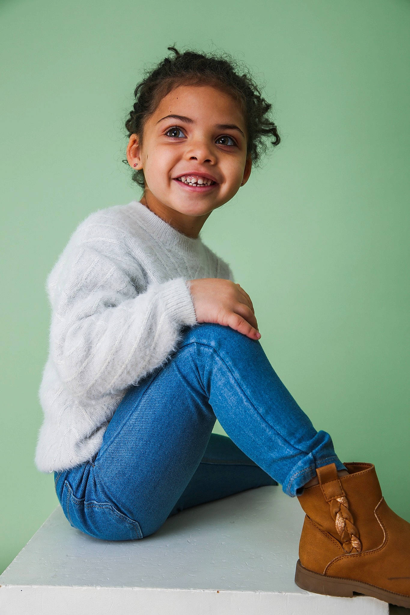 Inaya participe au concours pour gagner de l'argent avec cette photo : comfort, denim, elbow, electric_blue, face, flash_photography, gesture, hair, happy, head, jeans, joint, joy, knee, neck, person, shoulder, sleeve, smile, sportswear