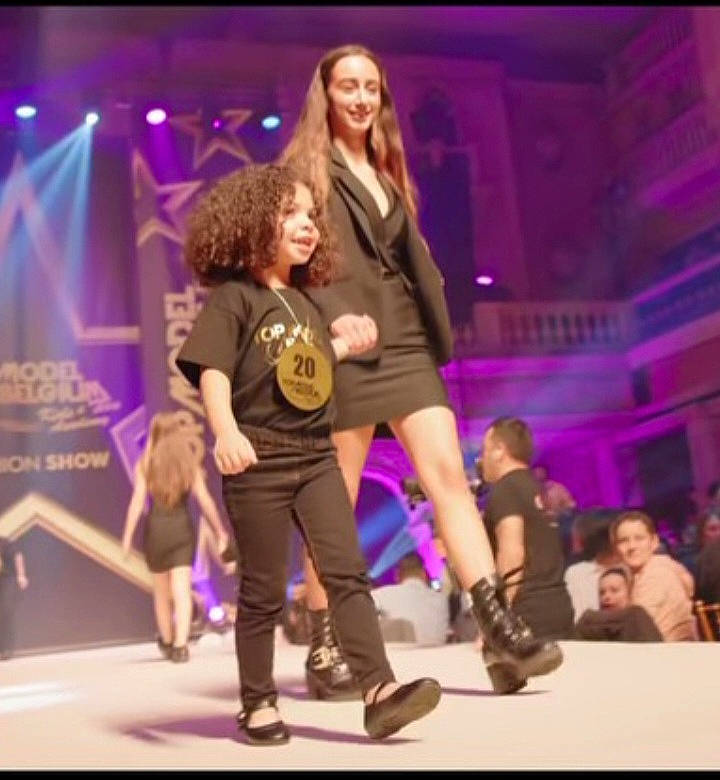 Inaya participe au concours pour gagner de l'argent avec cette photo : blurred, boot, choreography, entertainment, event, fashion_design, footwear, fun, high_heels, joy, leg, leisure, music_artist, performance_art, performing_arts, person, purple, shoe, shorts, smile