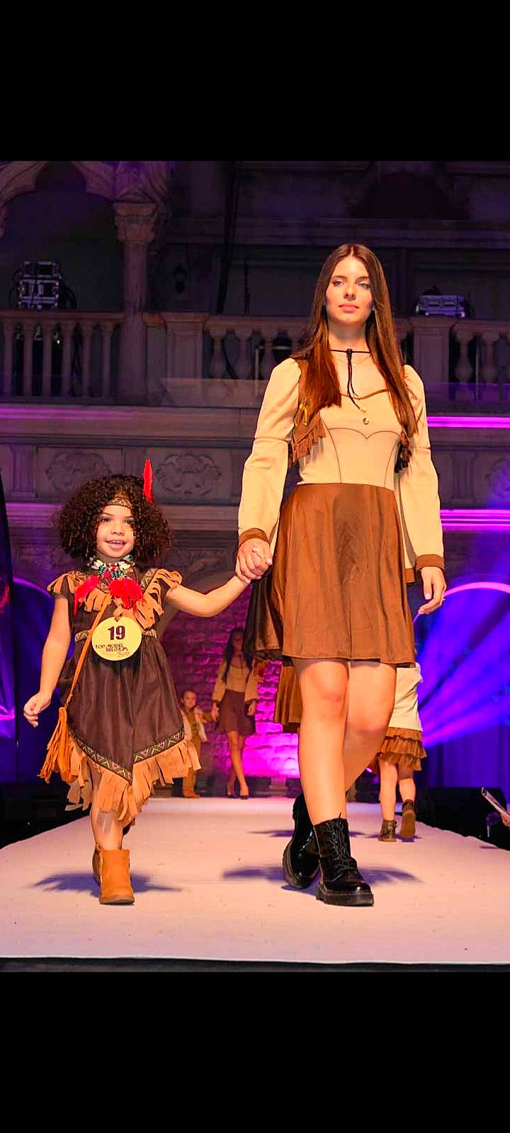 Inaya participe au concours pour gagner de l'argent avec cette photo : beauty, boot, costume_design, entertainment, event, fashion, fashion_design, fashion_model, fashion_show, fun, hat, haute_couture, jewellery, performance_art, performing_arts, person, public_event, runway, stage, thigh