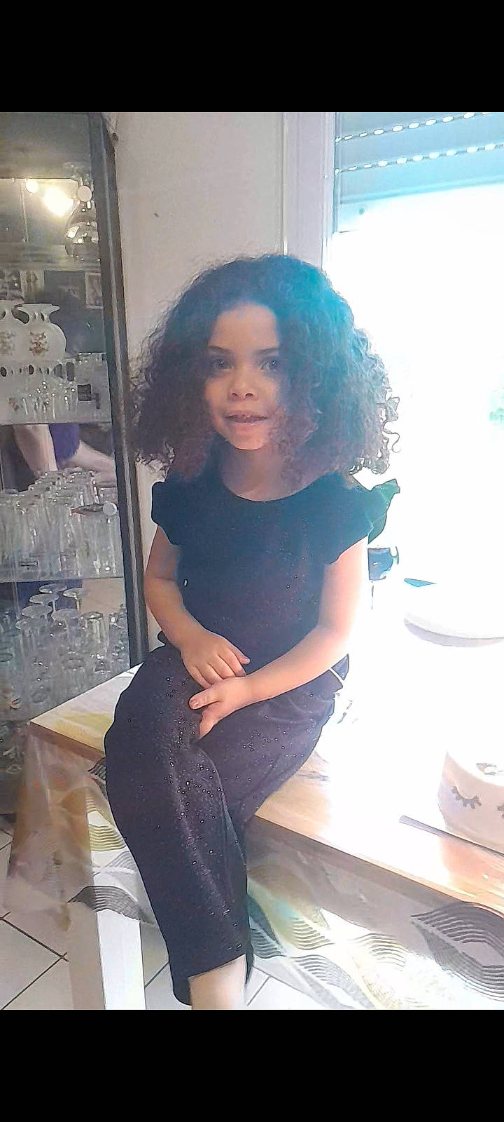 Inaya participe au concours pour gagner de l'argent avec cette photo : black_hair, blond, brown_hair, electric_blue, fashion_design, fun, happy, human_leg, knee, leisure, long_hair, person, shoulder, sitting, smile, standing, t_shirt, textile, thigh, trunk