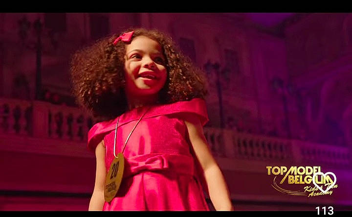 Inaya a rejoint le concours — aidez-le/la à gagner de superbes lots ! artist, entertainment, event, fashion_design, flash_photography, fun, happy, jheri_curl, magenta, microphone, music, music_artist, musician, performance_art, performing_arts, person, pink, purple, singer, smile