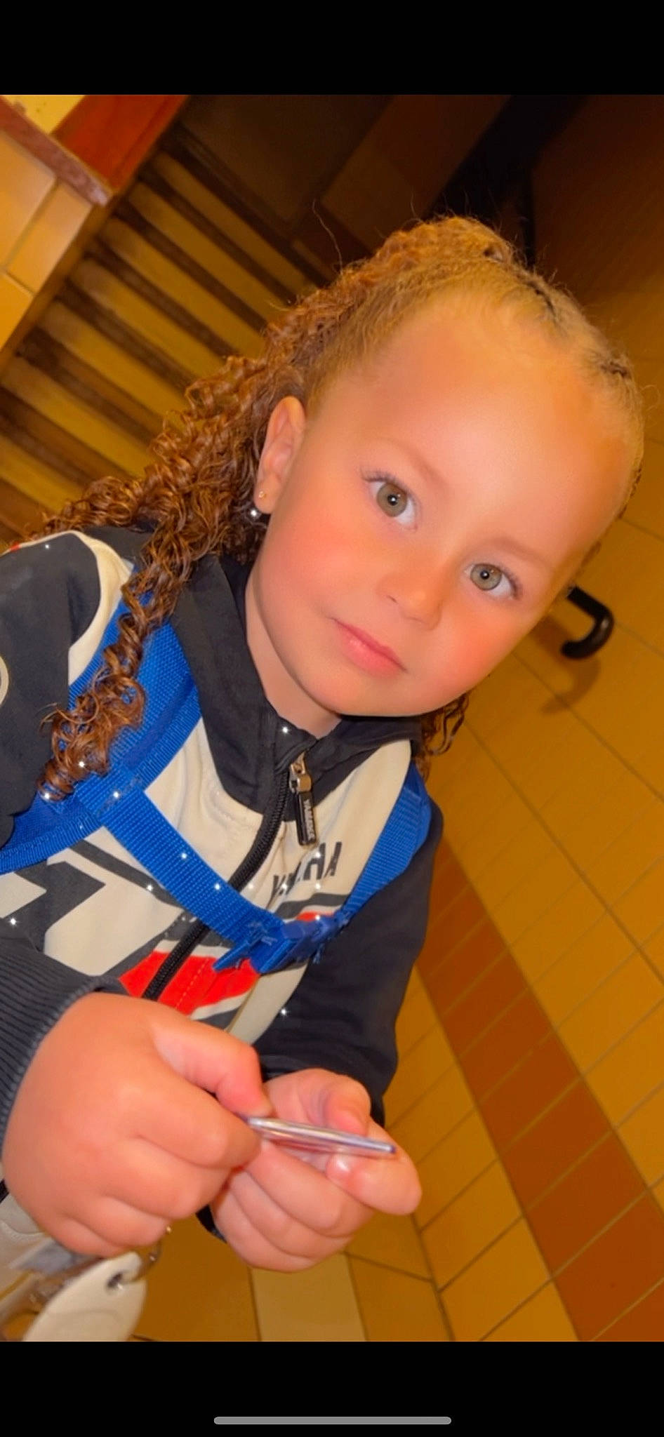 Jasmine participe au concours pour gagner de l'argent avec cette photo : cheek, child, electric_blue, eyebrow, finger, flooring, fun, hand, happy, iris, mouth, nail, nose, person, skin, smile, t_shirt, thumb, toddler, wood