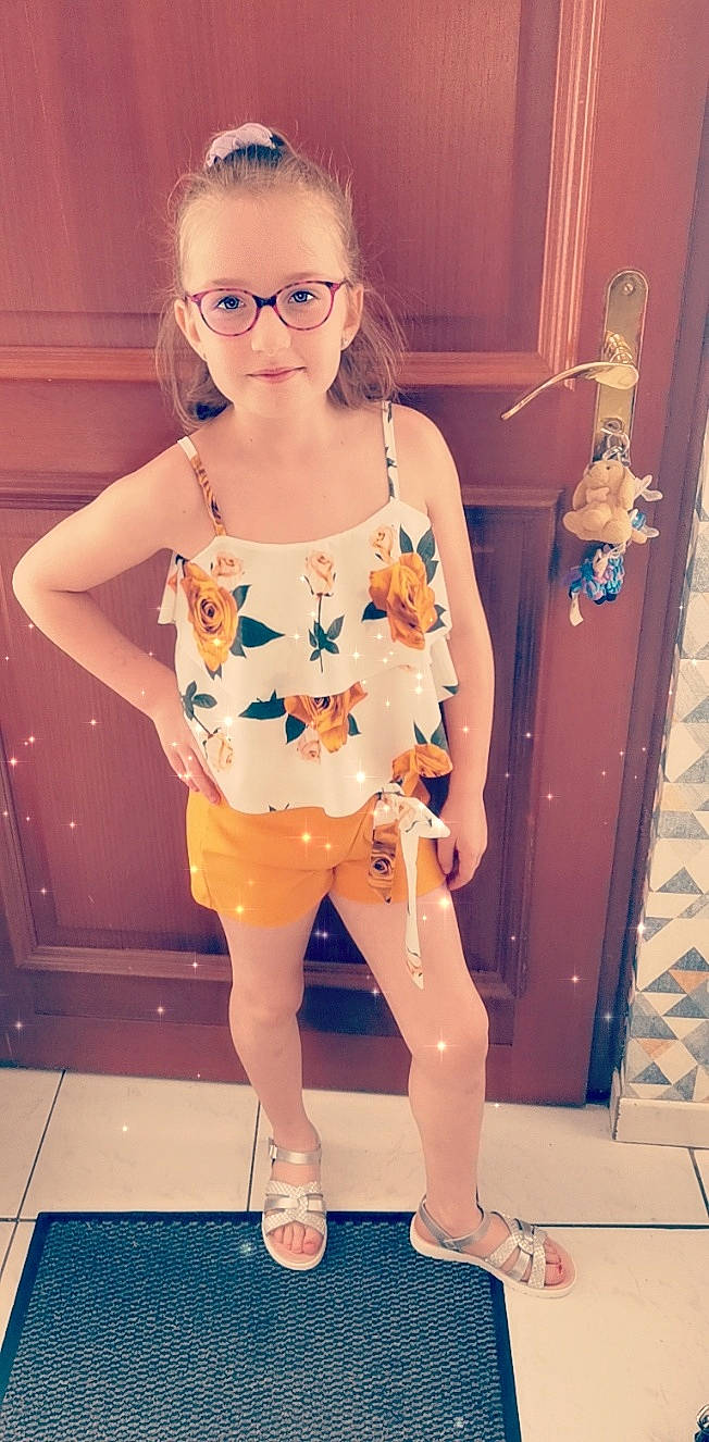 Shayna a rejoint le concours — aidez-le/la à gagner de superbes lots ! baby_toddler_clothing, clothing, cool, eyewear, face, finger, footwear, glasses, leg, neck, person, pink, shoe, shorts, shoulder, skin, sleeve, sunglasses, thigh, vision_care