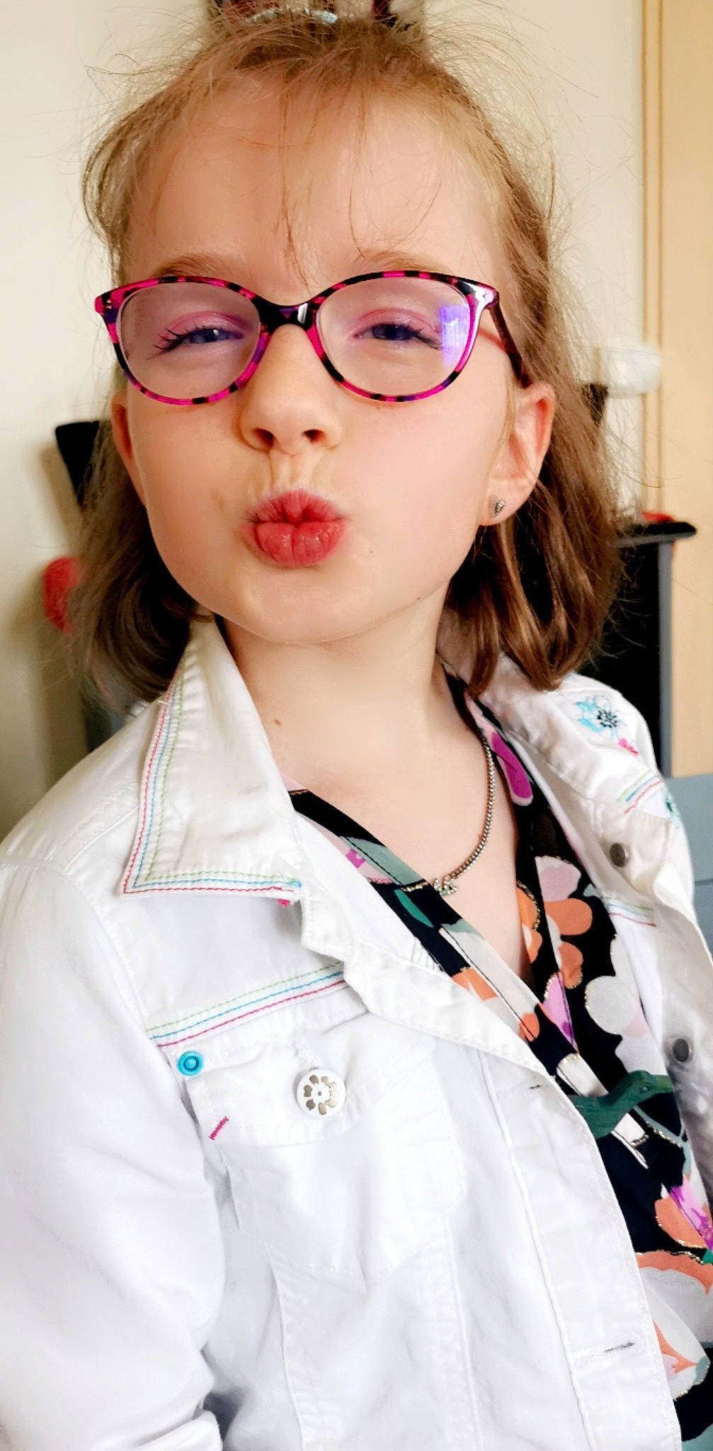 Shayna a rejoint le concours — aidez-le/la à gagner de superbes lots ! collar, cool, dress_shirt, eyelash, eyewear, fashion_accessory, glasses, happy, jewellery, lip, outerwear, person, service, skin, sleeve, smile, street_fashion, t_shirt, uniform, vision_care