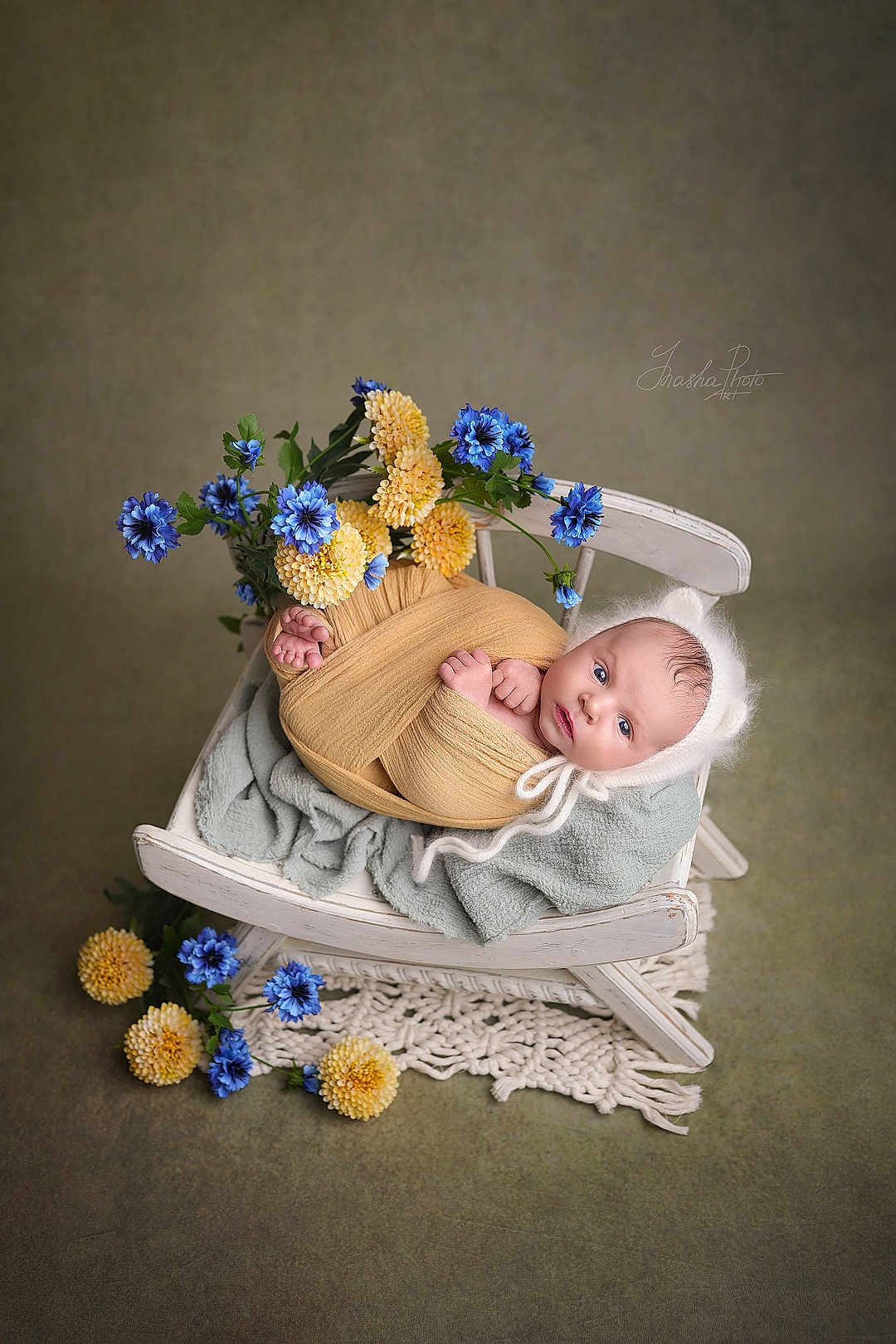 Damir a rejoint le concours — aidez-le/la à gagner de superbes lots ! baby, infant, swaddle, bonnet, flowers, blue_flowers, yellow_flowers, chair, wooden_chair, blanket, vintage, portrait, cute, cozy, soft_texture, indoor, decor, cute_baby, newborn, photography