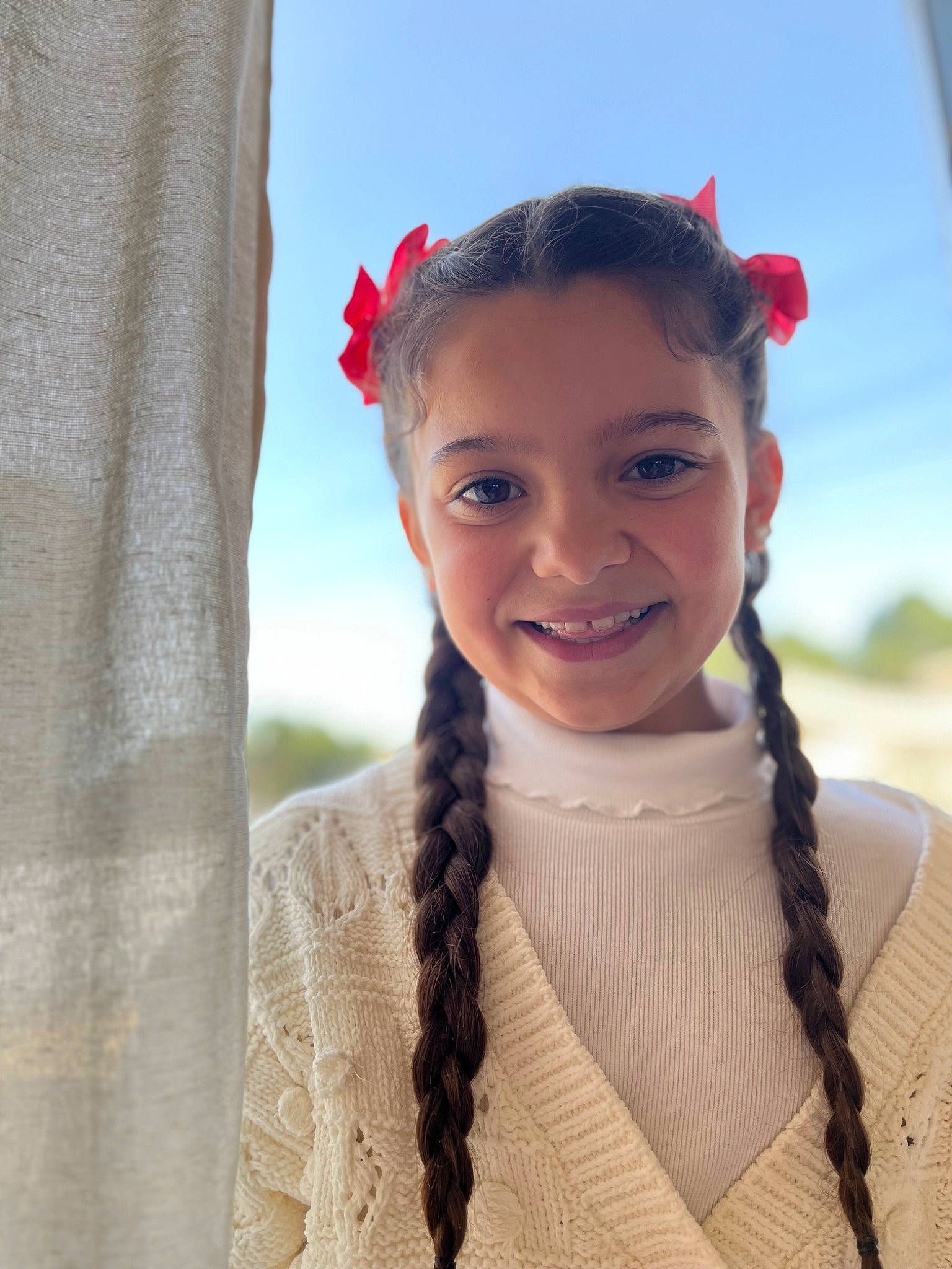 Clochette a rejoint le concours — aidez-le/la à gagner de superbes lots ! chin, eye, face, flash_photography, flower, hair, hair_accessory, happy, head, headband, headgear, iris, jewellery, joy, lip, long_hair, neck, outerwear, person, sky