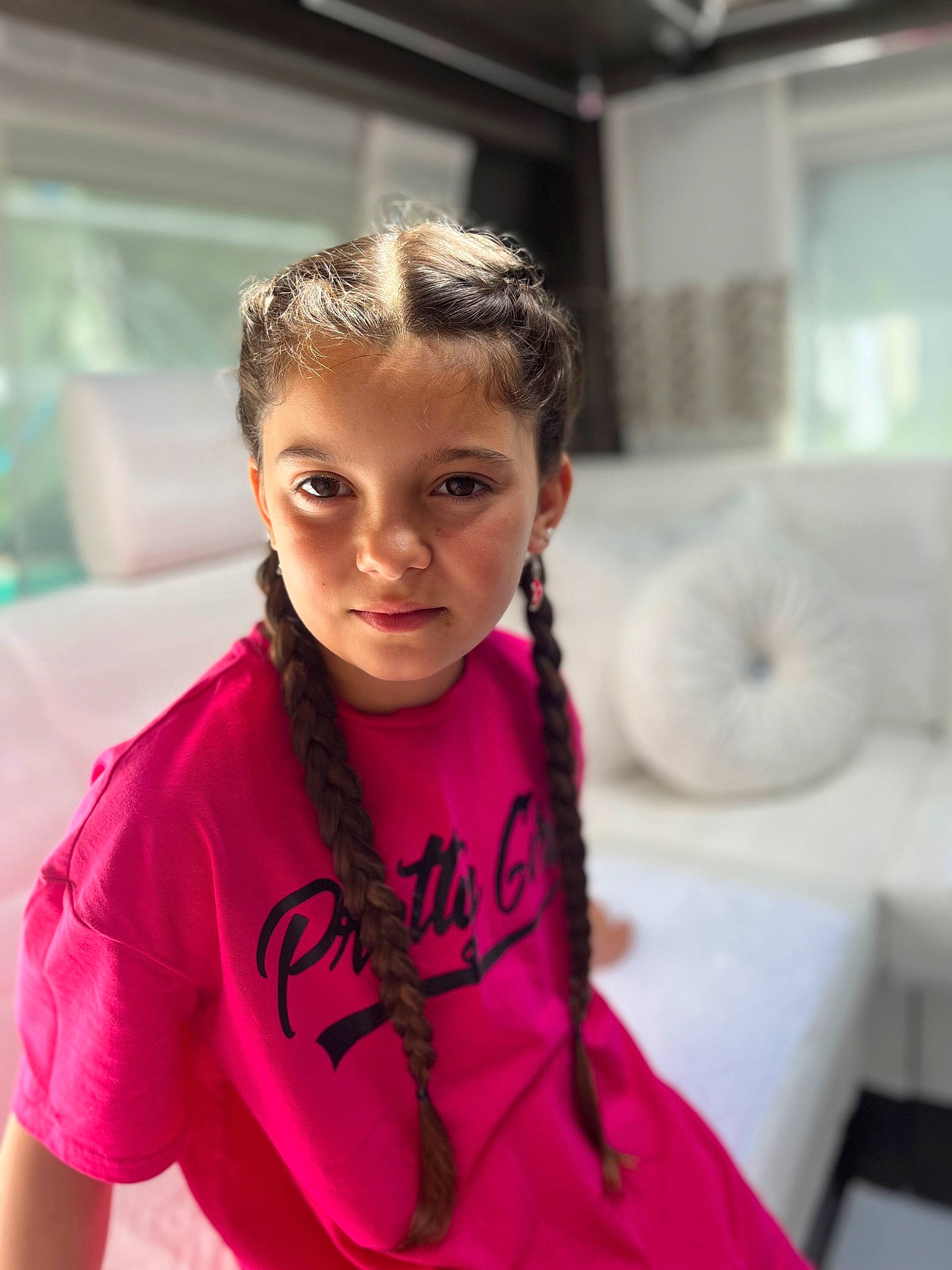 Clochette participe au concours pour gagner de l'argent avec cette photo : arm, automotive_design, brown_hair, bun, electric_blue, event, eyelash, eyewear, fashion_accessory, fashion_design, fun, happy, jewellery, leisure, long_hair, magenta, neck, person, recreation, smile