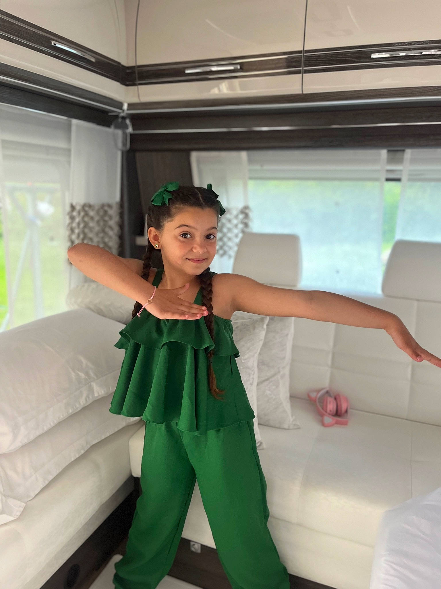 Clochette participe au concours pour gagner de l'argent avec cette photo : beauty, comfort, couch, event, fashion_accessory, fashion_design, fashion_model, flash_photography, flooring, formal_wear, fun, glove, human_leg, joy, long_hair, person, smile, textile, thigh, trunk