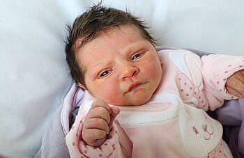 Julya a rejoint le concours — aidez-le/la à gagner de superbes lots ! baby, bedtime, birth, cheek, child, childbirth, ear, eye, facial_expression, finger, gesture, hand, human, lip, mouth, nose, person, skin, smile, thumb