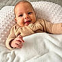 Tanya a rejoint le concours — aidez-le/la à gagner de superbes lots ! baby, infant, smile, blanket, sweater, face, hand, cushion, floor, happy, lying_down, cozy, cute, indoors, child, portrait, skin, head, expression, warm