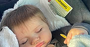 Charles participe au concours pour gagner de l'argent avec cette photo : baby, sleeping, blanket, pacifier, car_seat, child, infant, clothing, cute, face, peaceful, soft_texture, indoors, warning_label, comfort, young_child, resting, human, portrait, nap