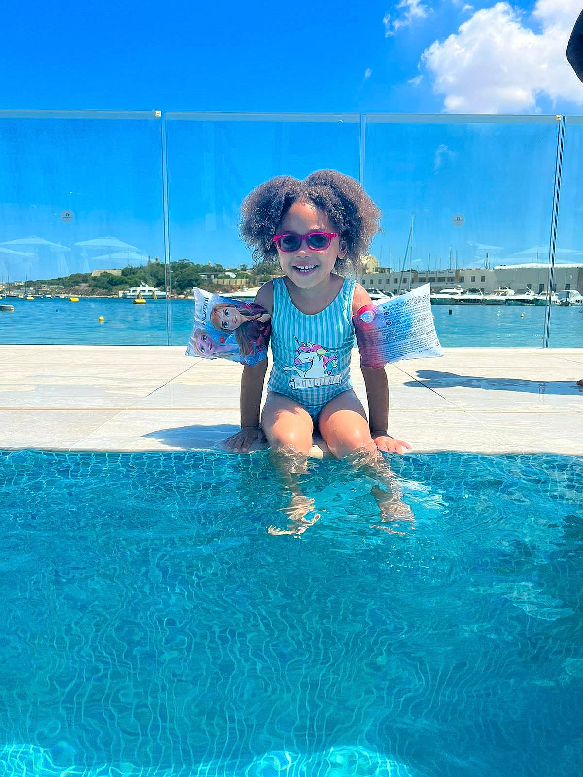 Cassy-lee participe au concours pour gagner de l'argent avec cette photo : aqua, azure, blue, cloud, electric_blue, eyewear, face, fun, goggles, happy, joy, leisure, person, recreation, sky, smile, summer, sunglasses, swimming_pool, travel