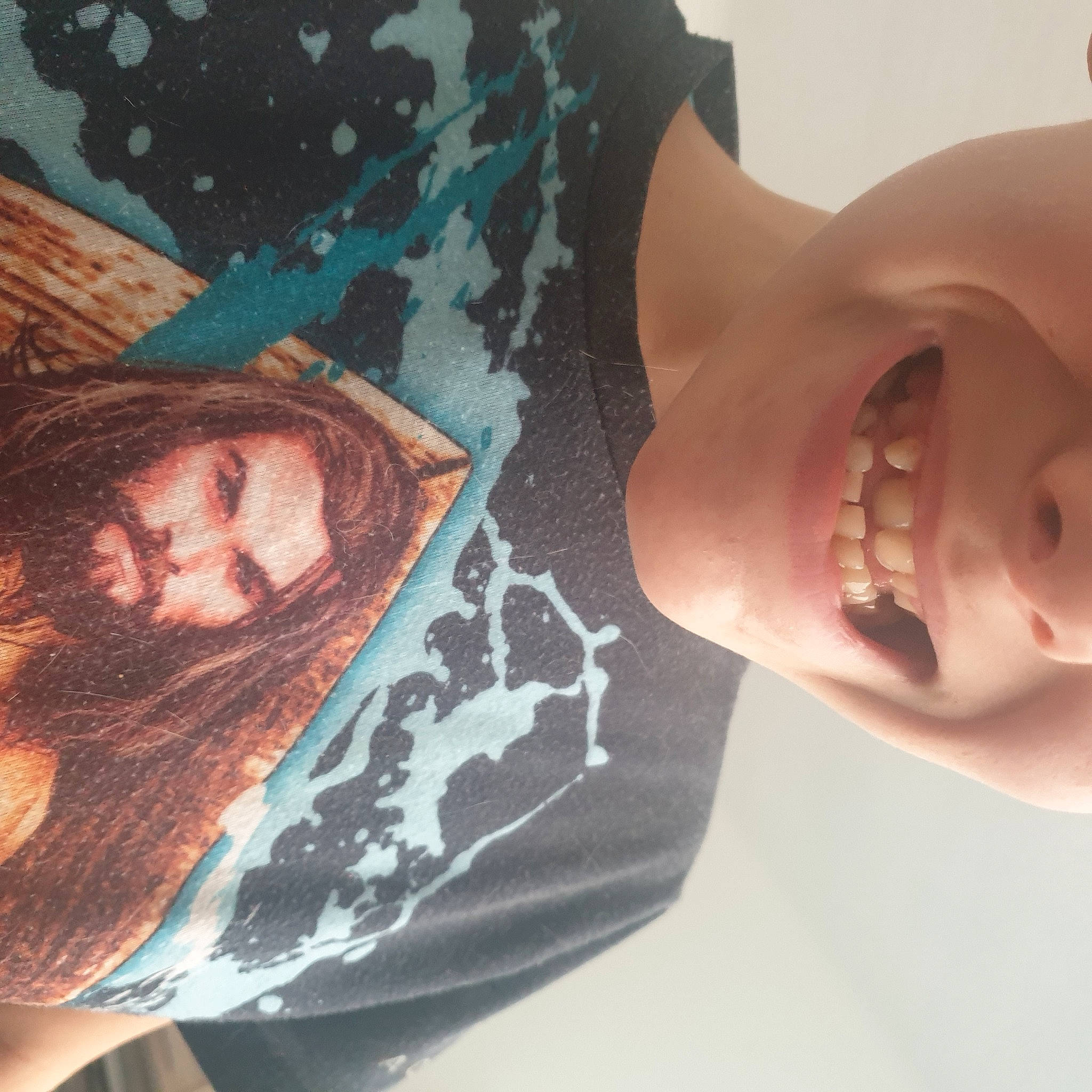 Yann a rejoint le concours — aidez-le/la à gagner de superbes lots ! arm, chin, eye, eyebrow, fashion, forehead, gesture, hairstyle, hand, head, headgear, human_body, jaw, mouth, muscle, neck, organ, person, shoulder, skin