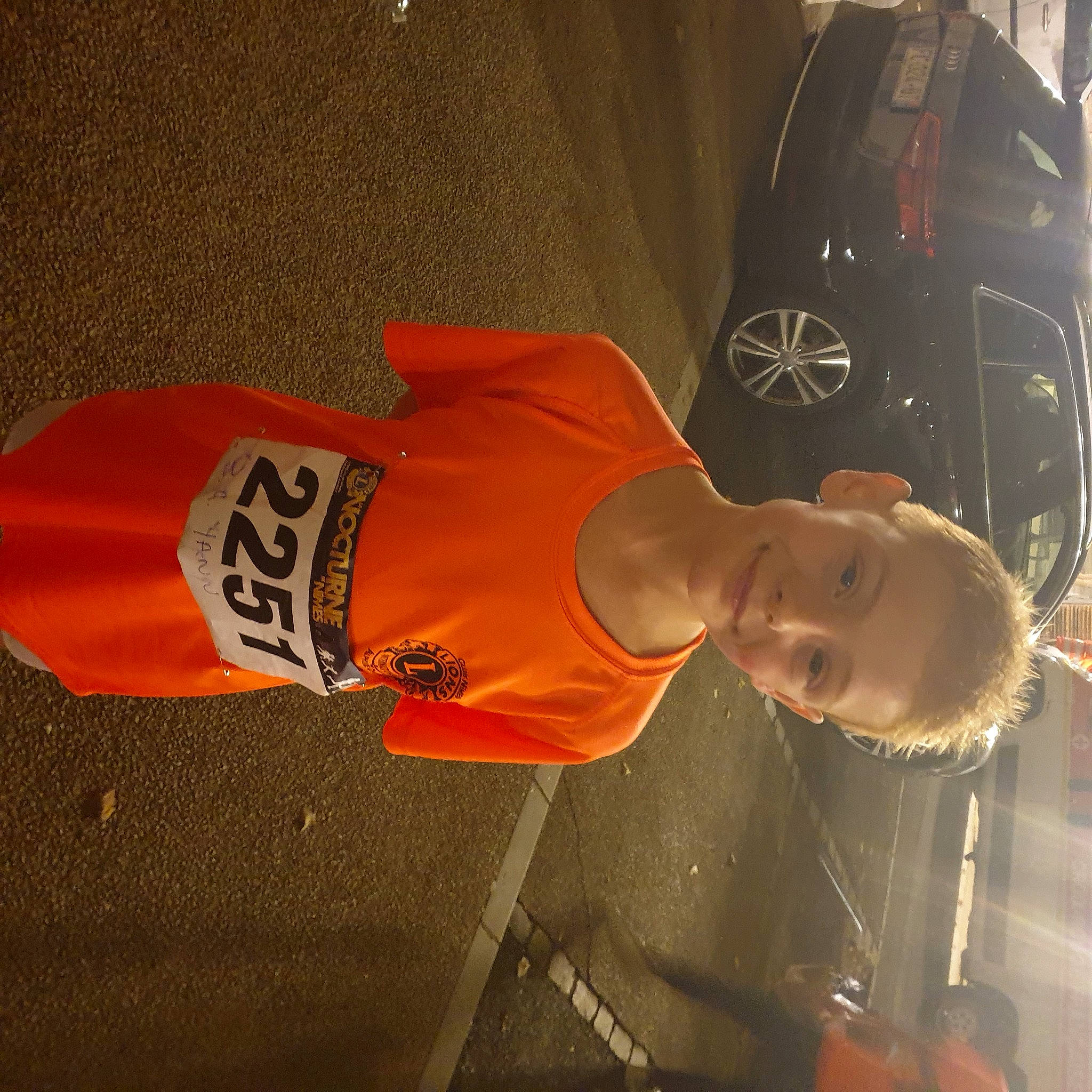 Yann a rejoint le concours — aidez-le/la à gagner de superbes lots ! automotive_design, automotive_exterior, automotive_lighting, automotive_tire, automotive_wheel_system, baseball_cap, cap, car, hat, jersey, joy, orange, person, personal_protective_equipment, sleeve, sportswear, t_shirt, tints_and_shades, tire, vehicle