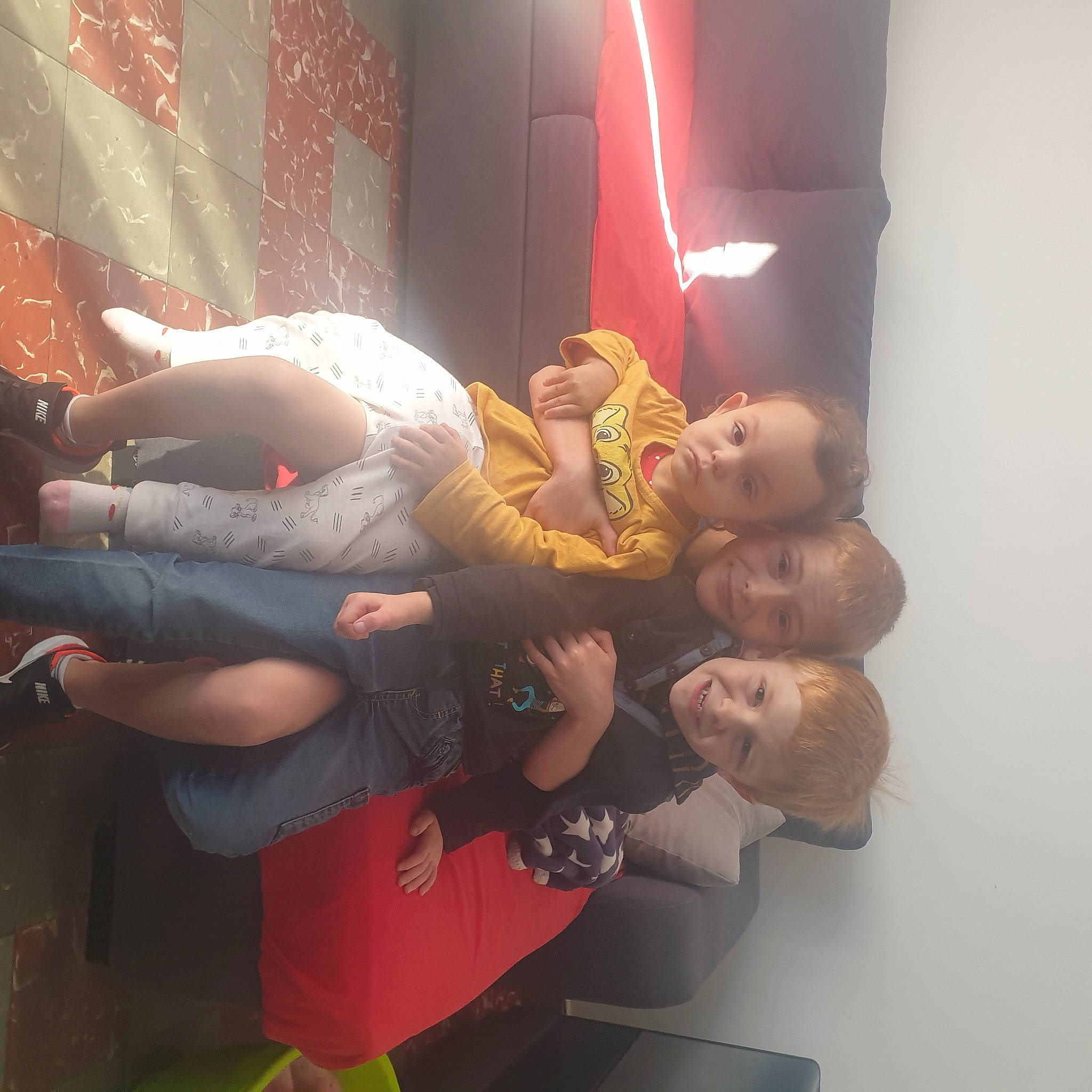 Yann a rejoint le concours — aidez-le/la à gagner de superbes lots ! animation, art, baby, child, event, fictional_character, flash_photography, fun, gesture, joy, lighting, person, room, smile, space, suit, toddler, visual_arts