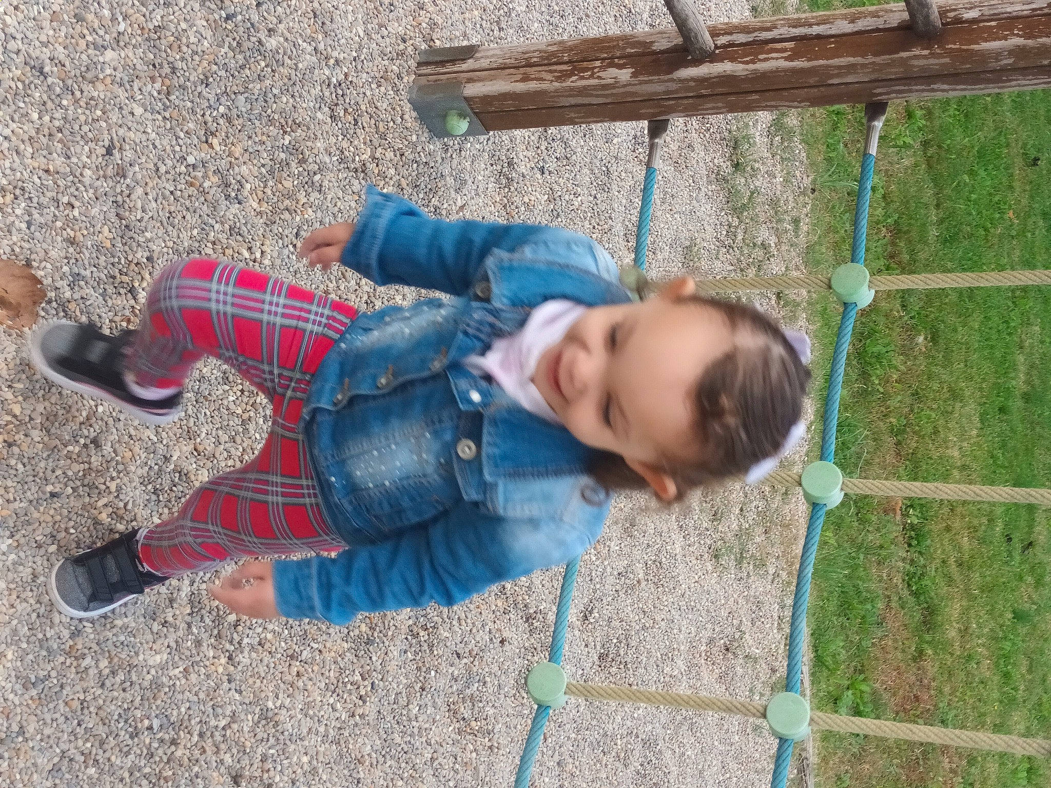 Nélya a rejoint le concours — aidez-le/la à gagner de superbes lots ! baby, baby_toddler_clothing, child, denim, electric_blue, fun, grass, leaf, leisure, mesh, pattern, person, play, recreation, sitting, soil, tartan, toddler, tree, walking_shoe