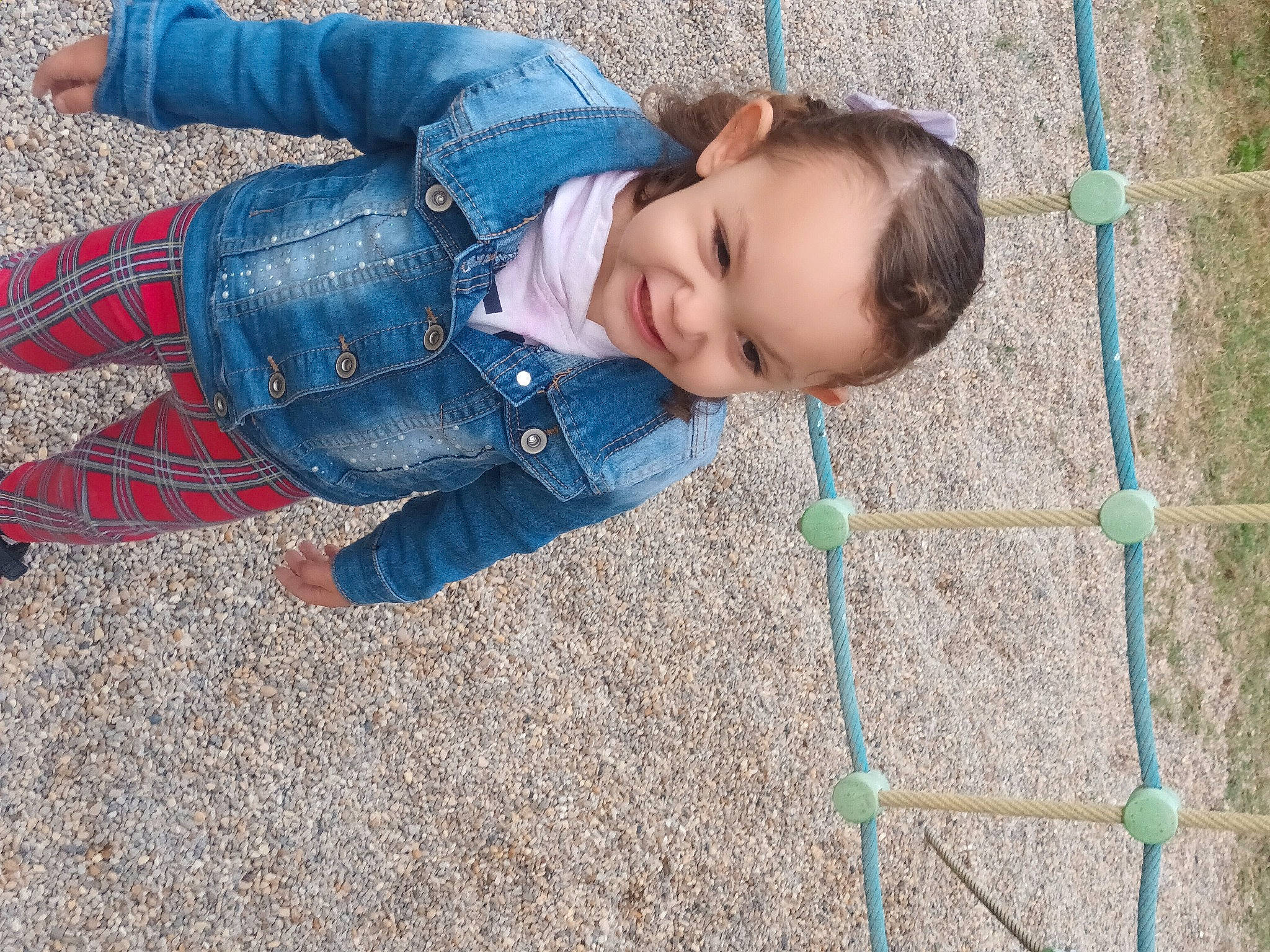 Nélya a rejoint le concours — aidez-le/la à gagner de superbes lots ! baby, baby_toddler_clothing, blue, child, comfort, denim, electric_blue, grass, hair, head, human_body, jeans, joy, leg, pattern, people, person, sitting, skin, smile