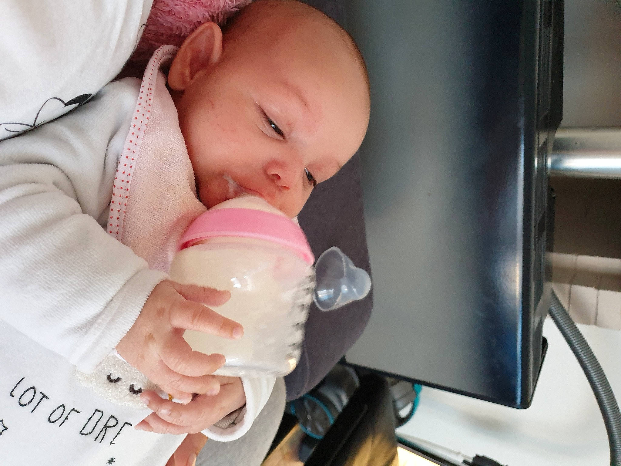 Nélya participe au concours pour gagner de l'argent avec cette photo : baby, baby_bottle, baby_products, baby_safety, bottle, cheek, child, dairy, drink, drinkware, hand, infant_formula, mouth, nose, person, product, skin, tableware, toddler