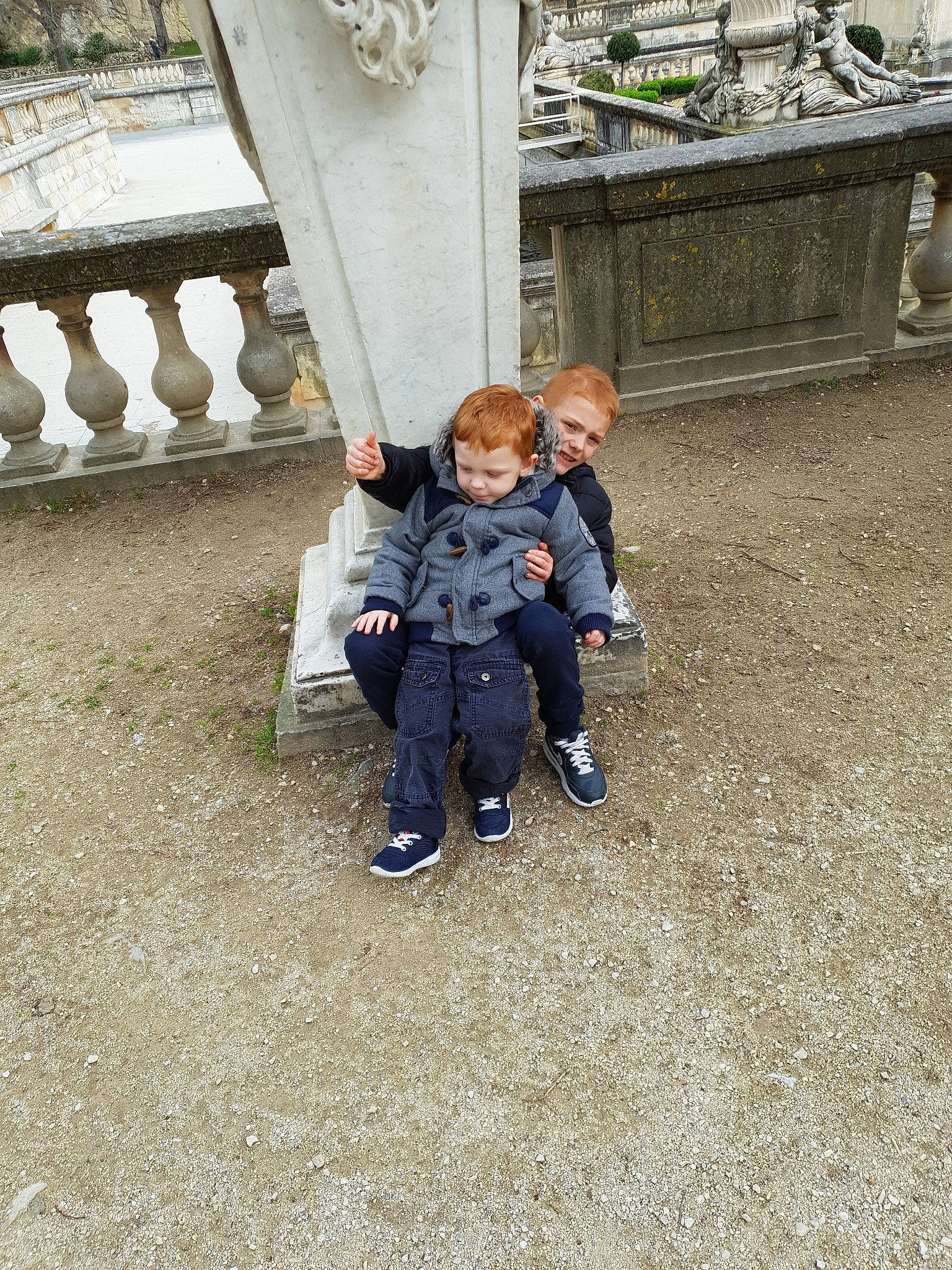 Lucas a rejoint le concours — aidez-le/la à gagner de superbes lots ! child, family, fun, joy, people, person, photography, plant, recreation, sitting, toddler, tourism, tree, vacation, winter