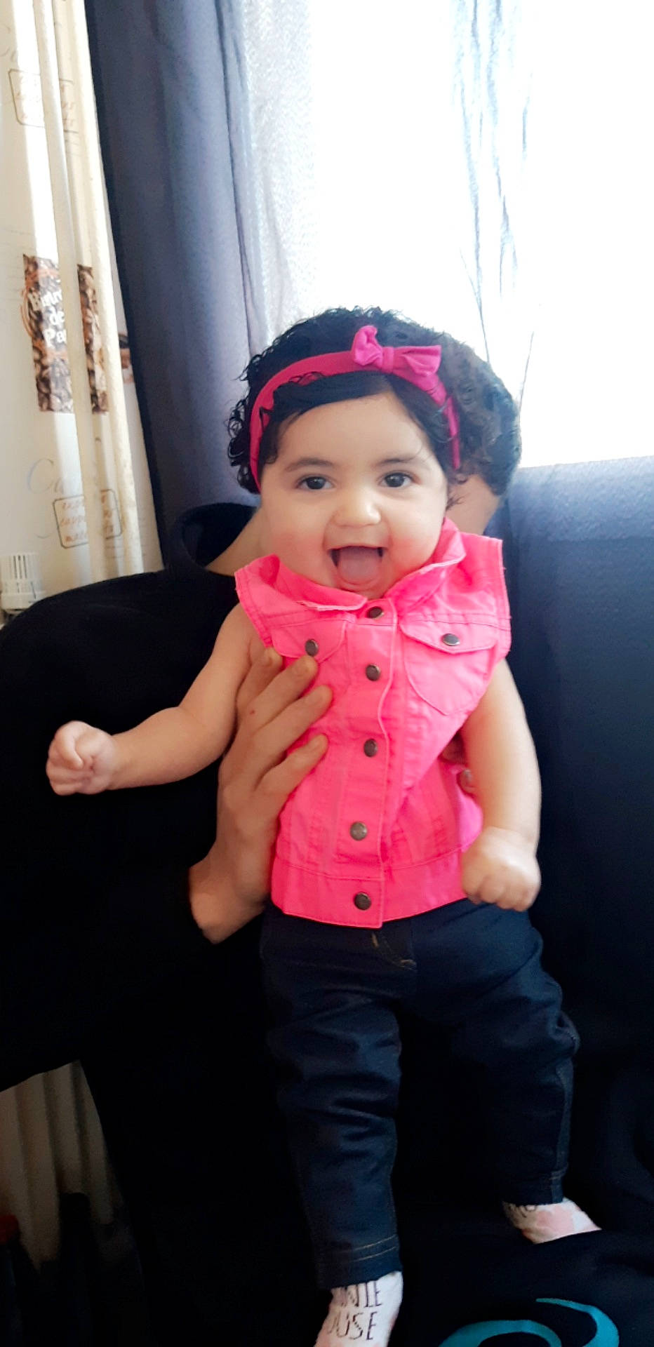 Kyra a rejoint le concours — aidez-le/la à gagner de superbes lots ! abdomen, baby, cheek, child, child_model, fashion_accessory, hair_accessory, headgear, magenta, neck, outerwear, person, pink, skin, toddler