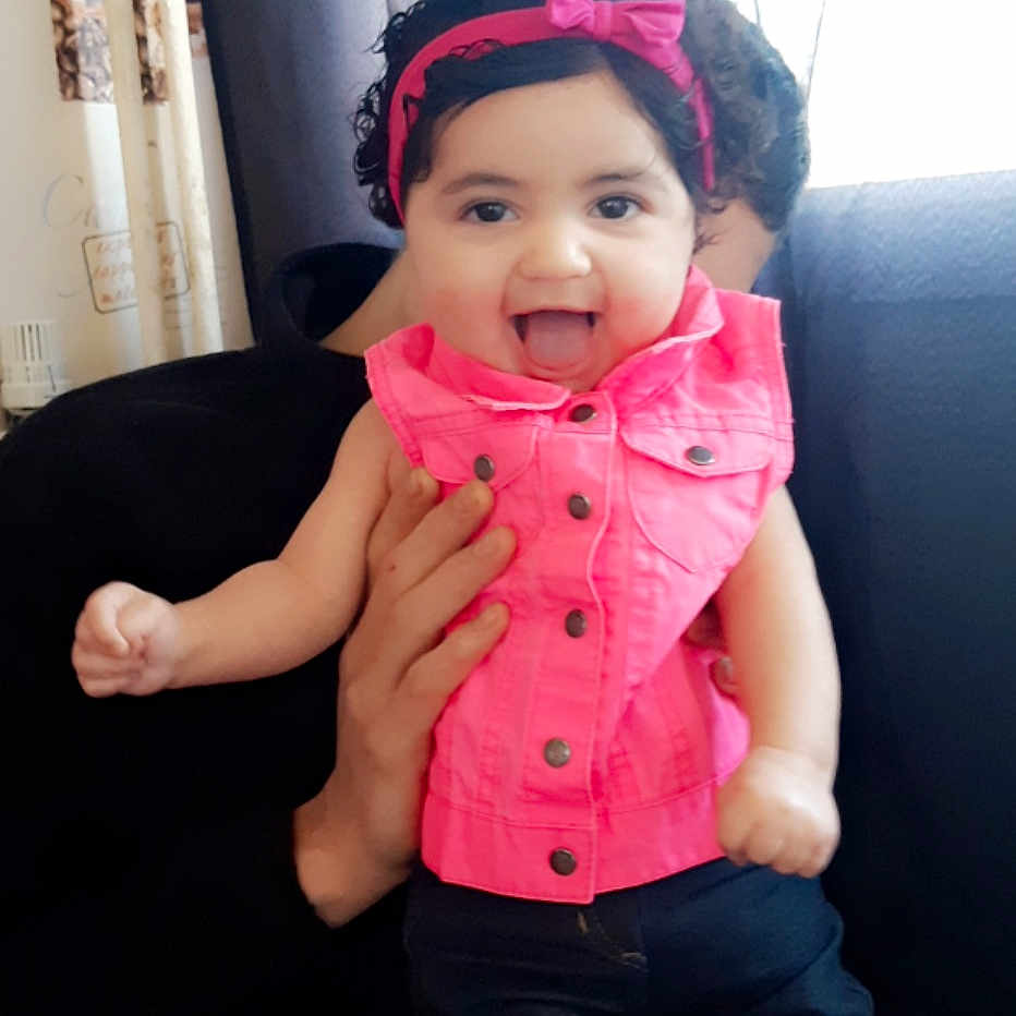 Kyra a rejoint le concours — aidez-le/la à gagner de superbes lots ! abdomen, baby, cheek, child, child_model, fashion_accessory, hair_accessory, headgear, magenta, neck, outerwear, person, pink, skin, toddler