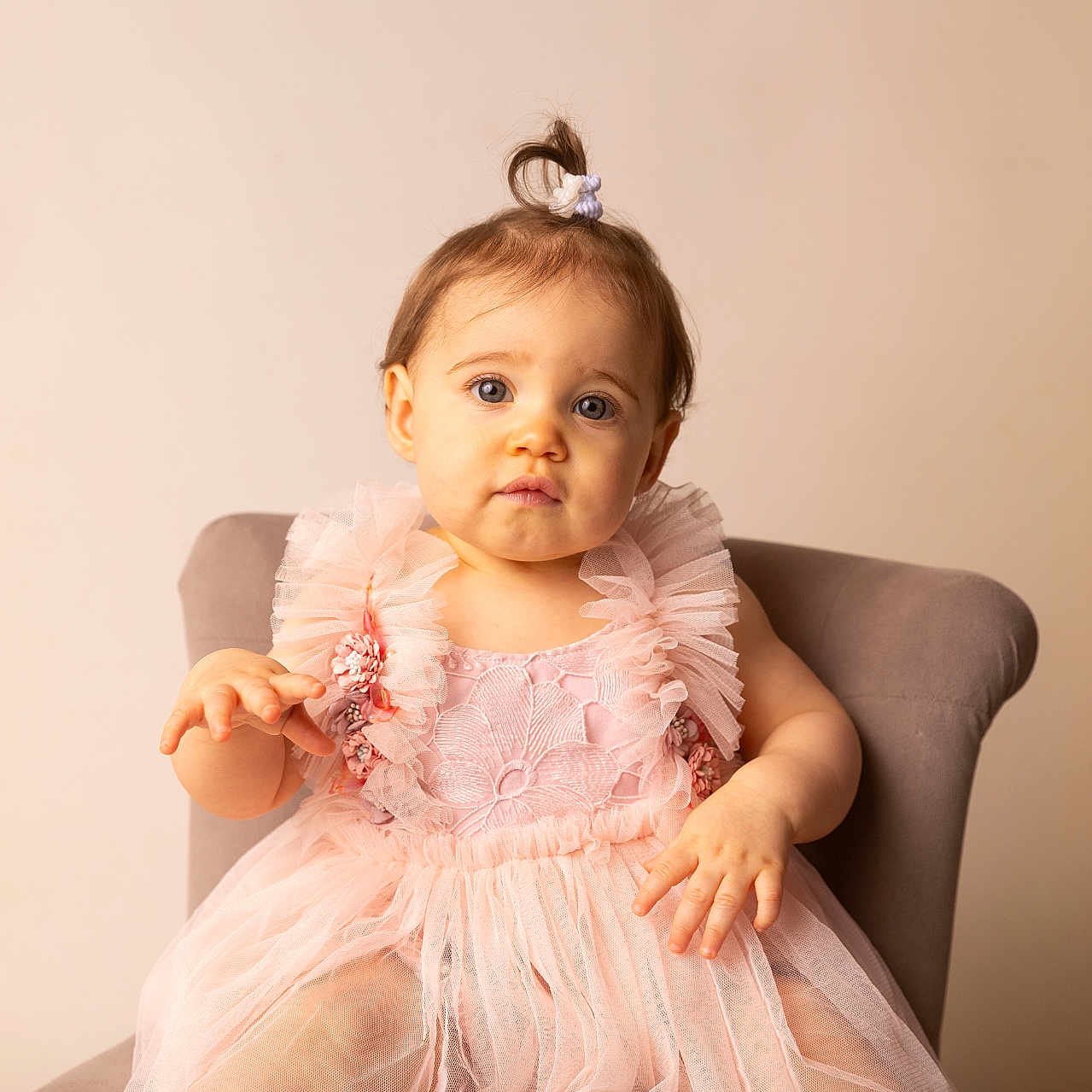 Luna a rejoint le concours — aidez-le/la à gagner de superbes lots ! baby, background, blue_eyes, chair, child, curly_hair, cute, dress, fabric, indoors, lace, person, pink, portrait, scrunchie, sitting, smile, soft_lighting, toddler, young_child