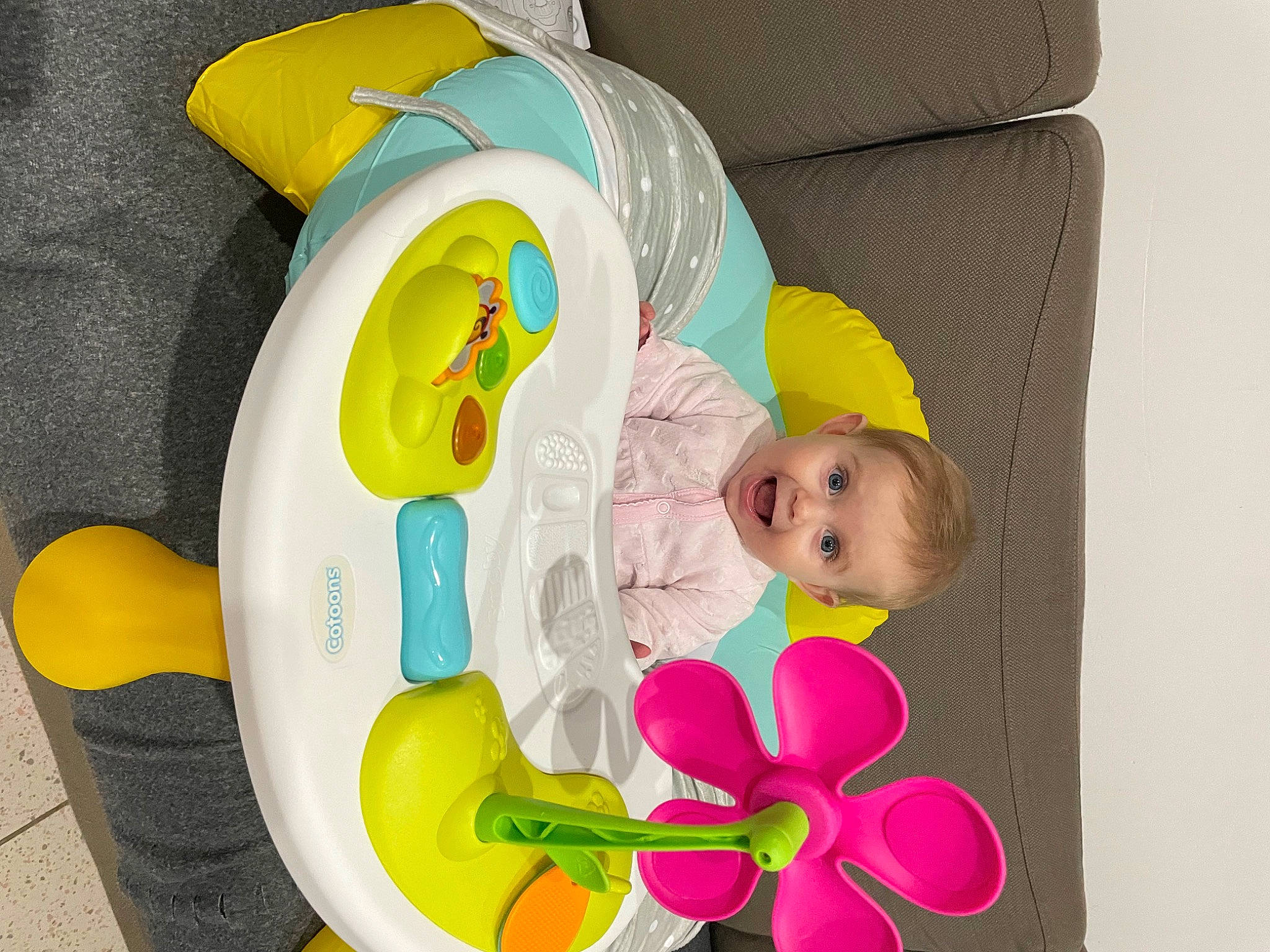 Soline a rejoint le concours — aidez-le/la à gagner de superbes lots ! baby, baby_products, baby_sleeping, baby_toddler_clothing, baby_toys, child, comfort, fun, happy, head, infant_bed, linens, person, petal, picture_frame, play, room, smile, surprise, textile