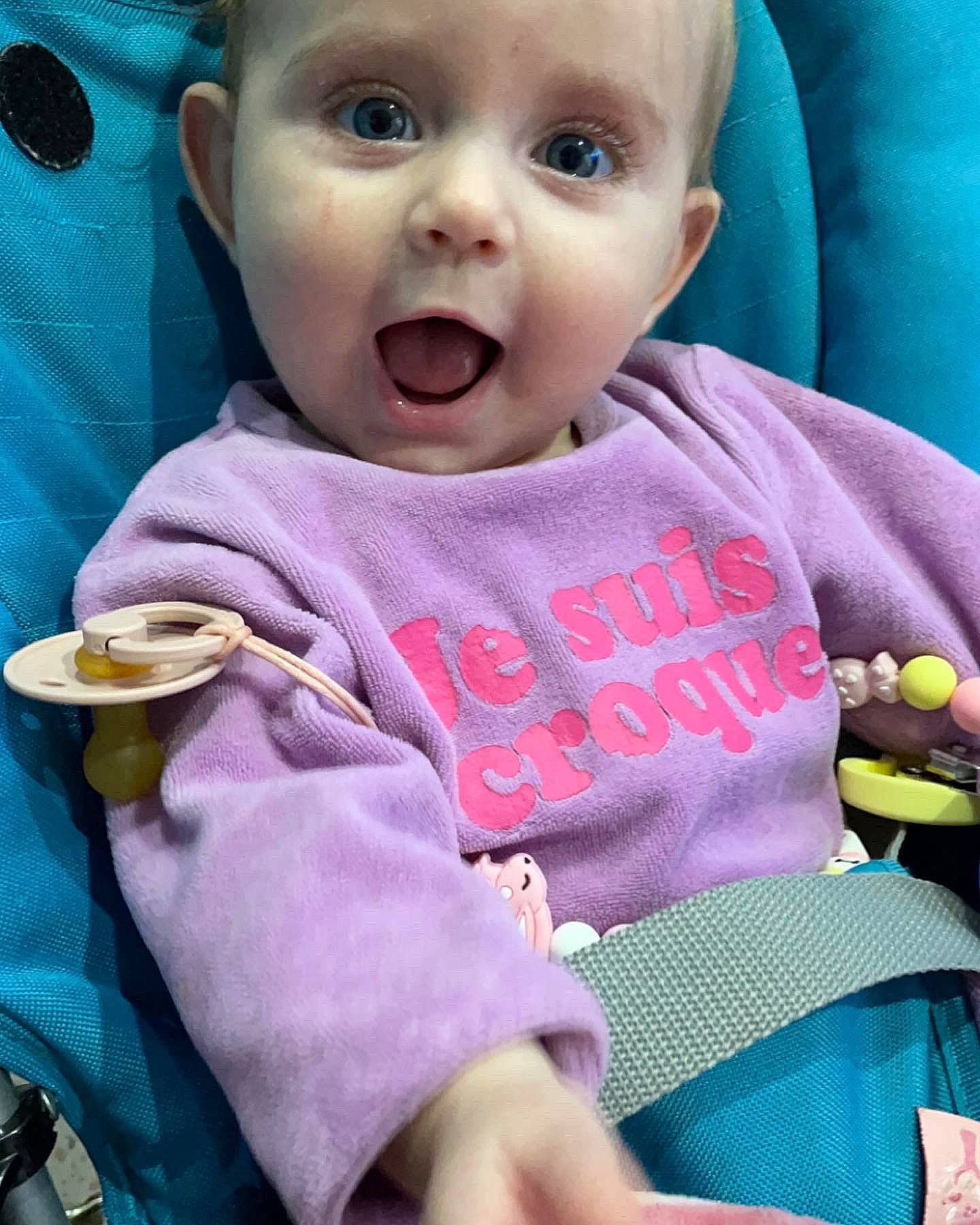 Soline a rejoint le concours — aidez-le/la à gagner de superbes lots ! baby, baby_toddler_clothing, cheek, child, clothing, cool, eye, facial_expression, finger, food, happy, iris, lip, mouth, nose, person, pink, skin, sleeve, surprise