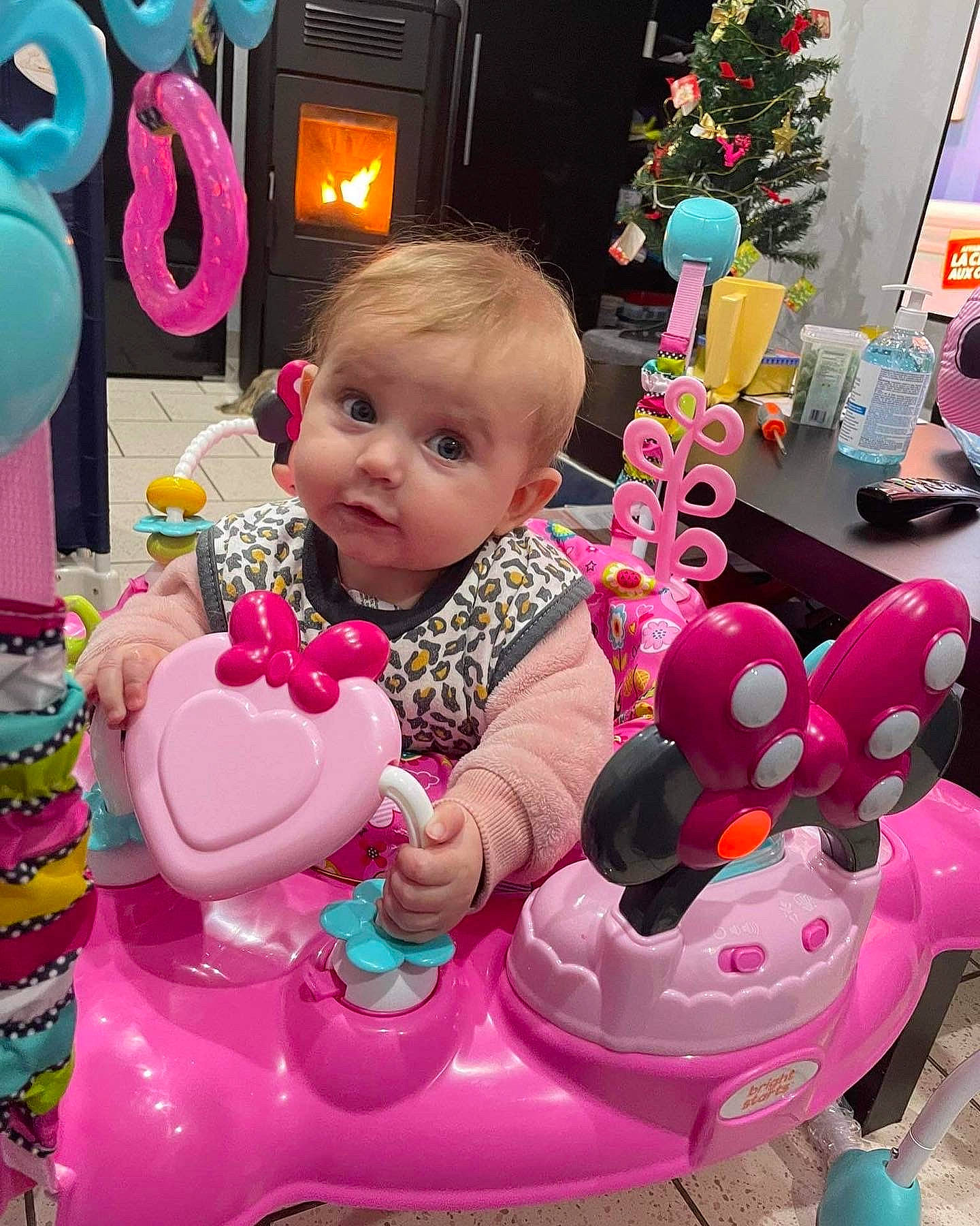 Soline participe au concours pour gagner de l'argent avec cette photo : amusement_ride, baby, baby_toddler_clothing, baby_toys, child, christmas_tree, event, fun, happy, leisure, magenta, person, pink, play, product, riding_toy, sitting, snapshot, toddler, toy