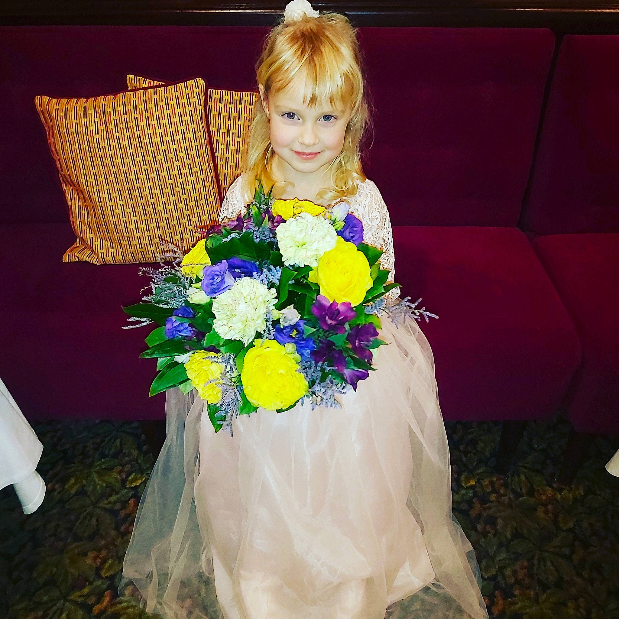 Anna participe au concours pour gagner de l'argent avec cette photo : blond, bouquet, bride, ceremony, child, costume, cut_flowers, dress, fashion_accessory, floral_design, floristry, flower, flower_arranging, flower_girl, hair, happy, joy, lady, person, plant