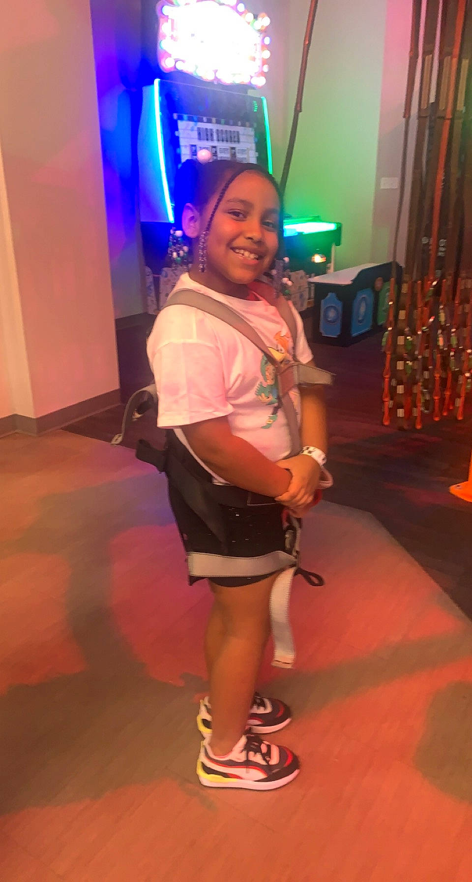 Julia is registered to the contest to win money with this photo: bag, electric_blue, entertainment, event, fashion_design, flooring, fun, human_leg, jewellery, joy, knee, leisure, luggage_and_bags, magenta, performance, performing_arts, person, sandal, shoulder, smile