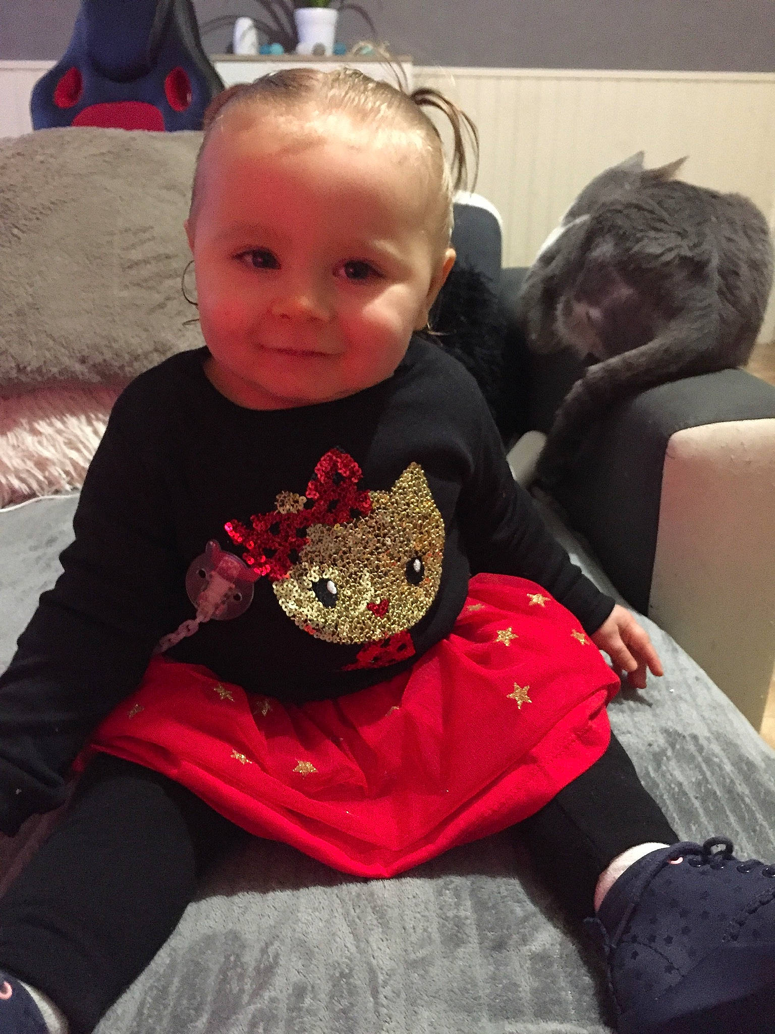 Louna participe au concours pour gagner de l'argent avec cette photo : baby, baby_toddler_clothing, child, comfort, costume_accessory, ear, embellishment, joy, love, mouth, nose, person, sitting, toddler