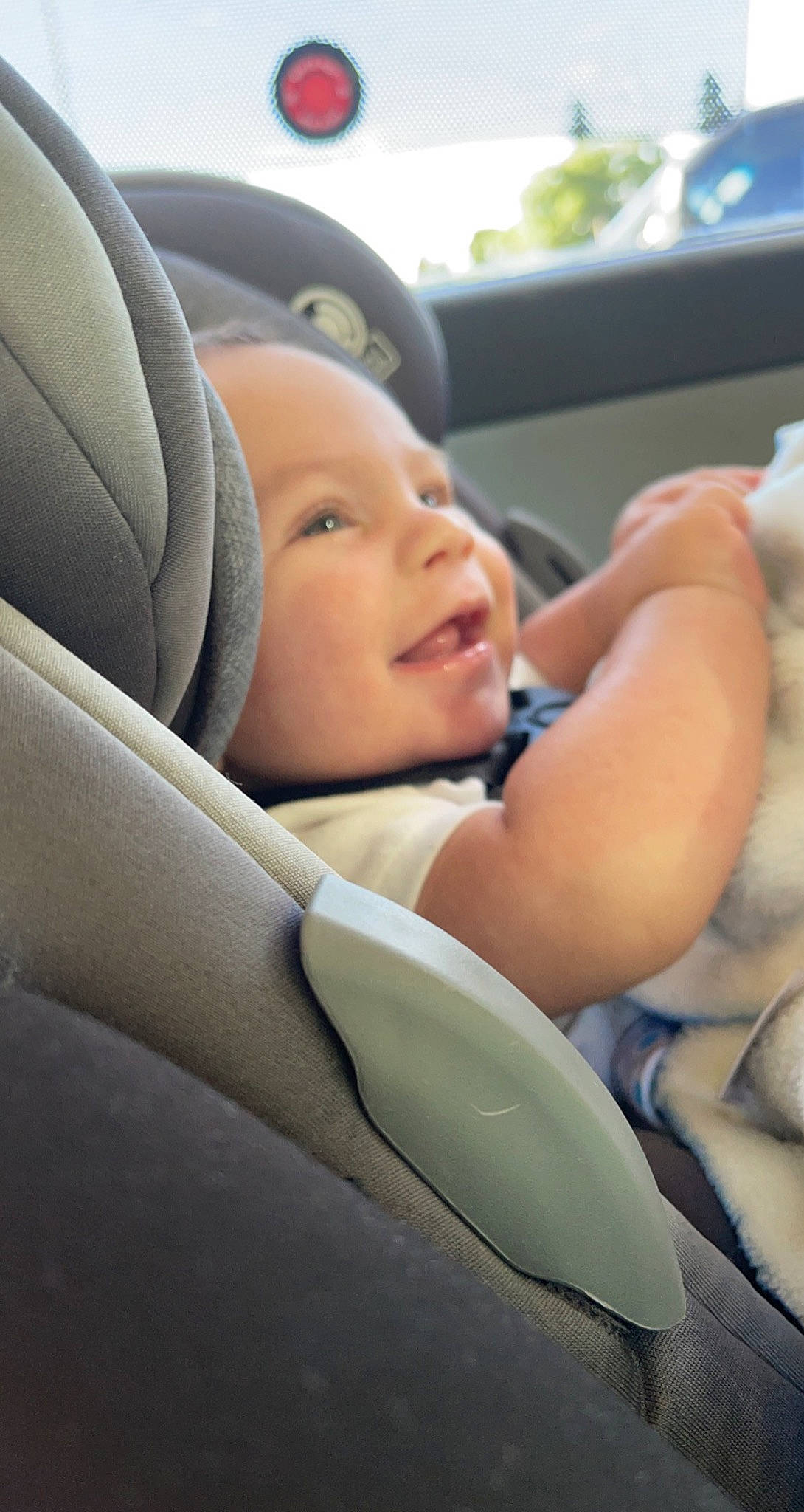 Estèban is registered to the contest to win money with this photo: auto_part, automotive_design, automotive_exterior, baby, car, car_seat, child, comfort, family_car, finger, happy, head_restraint, headwear, luxury_vehicle, motor_vehicle, person, personal_luxury_car, smile, toddler, tree